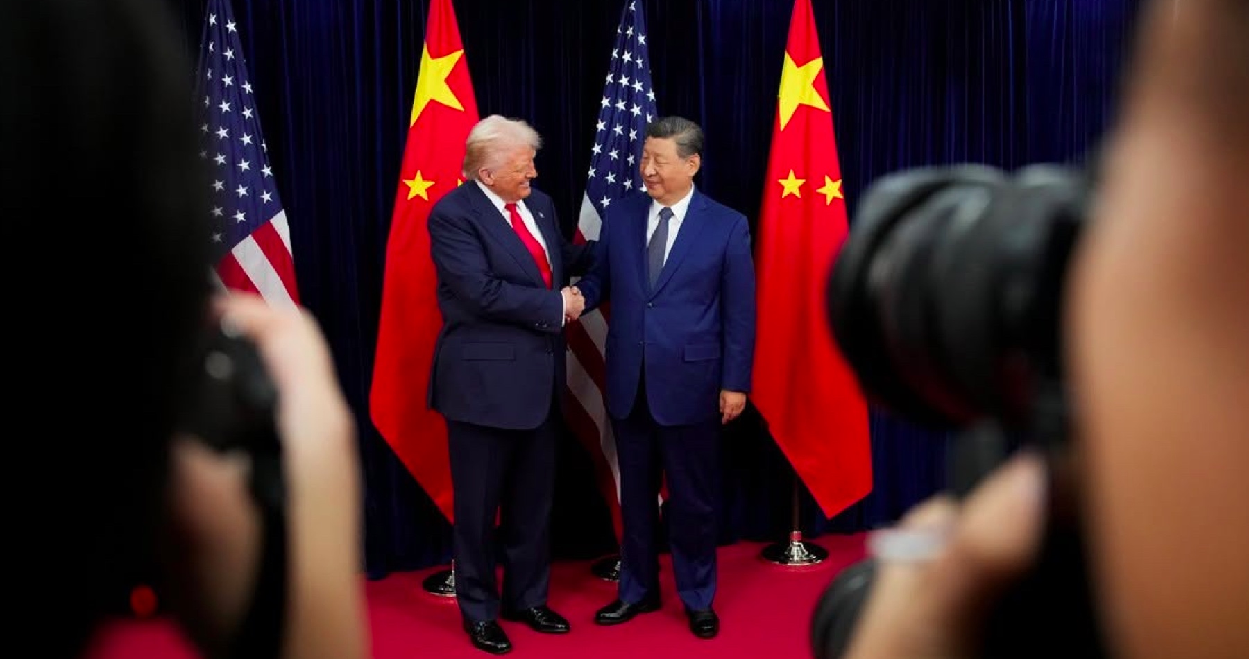 VIDEO: „Čína a USA môžu spolupracovať na dosiahnutí väčších a konkrétnejších výsledkov v prospech oboch krajín a celého sveta,“ vyhlásil čínsky prezident Si Ťin-pching po schôdzke s Donaldom Trumpom. Americký prezident označil stretnutie za „úžasné“ a pri tejto prležitosti oznámil novú obchodnú dohodu s Pekingom. Obaja lídri rokovali aj o riešení konfliktu na Ukrajine