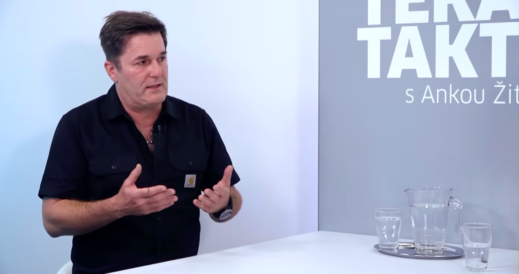 VIDEO: „Hanbite sa! Ste zrelá na psychiatrickú liečbu,“ odkázal spevák Vratko Rohoň bývalej herečke Magde Vášáryovej, ktorá po Slovákoch uráža už aj český národ. V rozhovore komentoval česko-slovenské kultúrne prostredie, dotácie, ale aj neustále zaťahovanie politiky do kultúry, ktoré rozdeľuje samotných umelcov na dva znepriatelené tábory