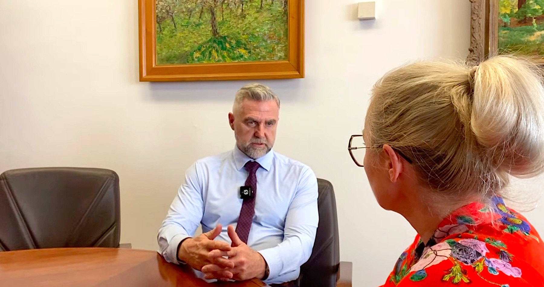 VIDEO: Tibor Gašpar o fyzických potýčkach a vyčíňaní pacienta z Trnavy & spol. v parlamente, vulgarizmoch Igora Matoviča voči koaličným poslankyniam, novele Trestného zákona, úprave inštitútu kajúcnika a vplyve tejto zmeny na exponované trestné kauzy vrátane tzv. čurillovcov, úspešnom dovolaní ministra spravodlivosti Borisa Susko na Najvyššom súde v trestnej veci bývalého špeciálneho prokurátora Dušana Kováčika, dvojakom metri Denníka N a konflikte záujmov medzi jeho redaktorkou Monikou Tódovou a špeciálnou sudkyňou Pamelou Záleskou, o tom, ako dúhový komik Fero Joke sexuálne obťažoval iných mužov, farizejskej reakcii progresívcov, eskalácii vzťahu s generálnym prokurátorom Marošom Žilinkom, o situácii v koalícii, ale aj o krehkej parlamentnej väčšine a potrebe ukľudnenia situácie