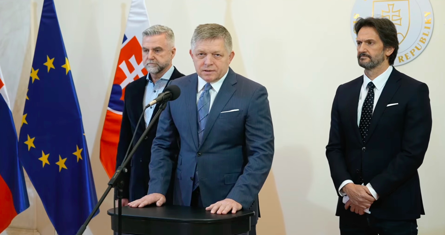 VIDEO: Robert Fico informoval o „atómovej bombe“, ktorou je podľa neho prelomové úspešné dovolanie ministra spravodlivosti Borisa Susko na Najvyššom súde v trestnej veci bývalého špeciálneho prokurátora Dušana Kováčika, ktorá je podľa neho učebnicový príklad krvavého zneužívania trestného práva čurillovcami v OČTK na prenasledovanie politických oponentov a chrapúnstiev a zločinov, ktoré v rokoch 2020 až 2023 páchali polícia, prokuratúra a súdy. Premiér sa v tejto súvislosti generálneho prokurátora Maroša Žilinku pýta, čo ešte robí Daniel Lipšic na jeho úrade a pripomenul aj pôsobenie špeciálnej sudkyne Pamely Záleskej. Vicepremiér Robert Kaliňák dodal, že policajný exprezident Milan Lučanský a advokát Ľubomír Krivočenko boli umučení „týmito zvieratami a odľudmi“