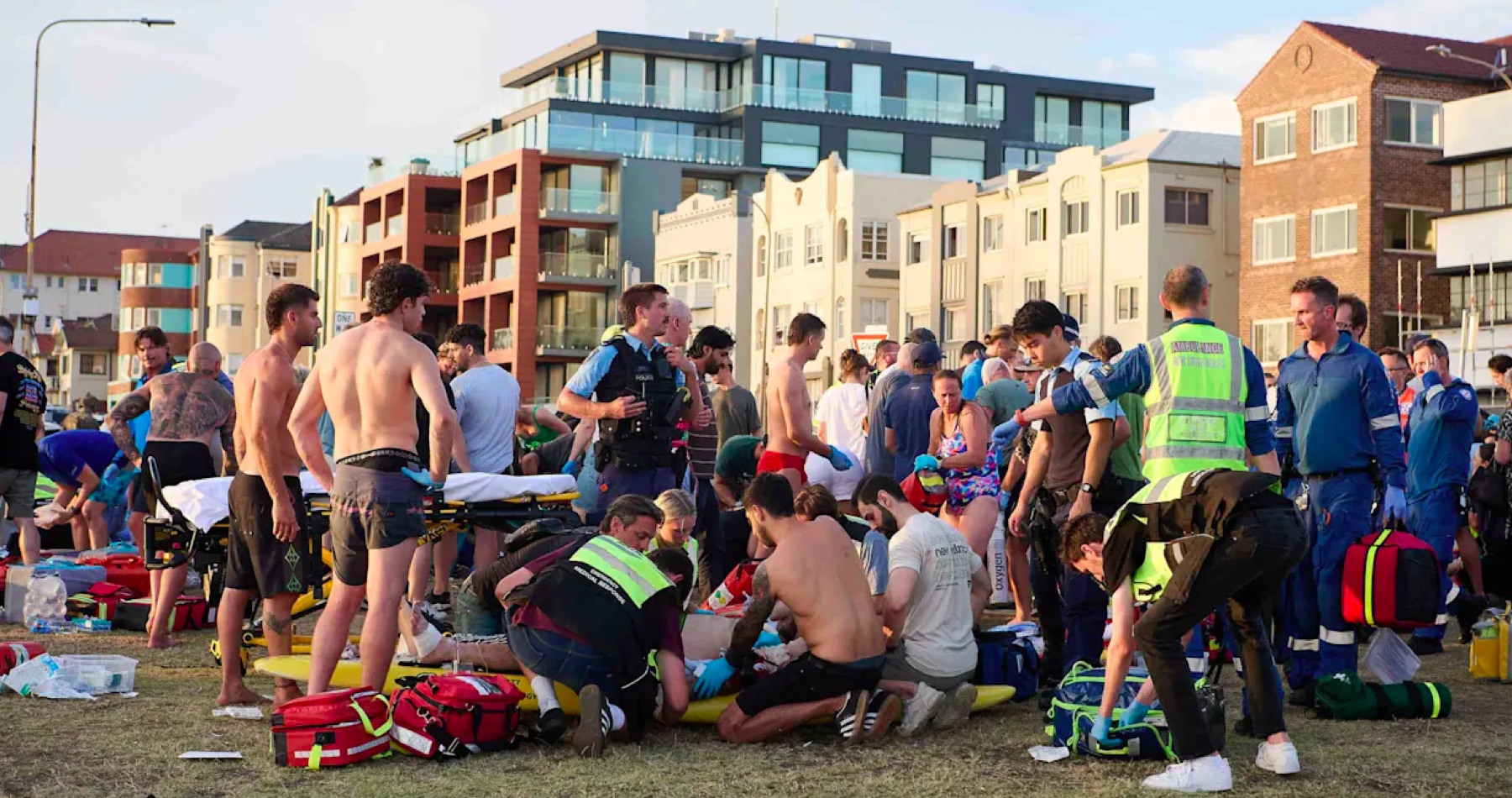 VIDEO: Dvaja strelci na pláži Bondi v austrálskom Sydney zaútočili na ľudí oslavujúcich židovský sviatok Chanuka. Jedného z aktívnych strelcov holými rukami odzbrojil očitý svedok, keď sa k nemu priblížil spoza auta na parkovisku