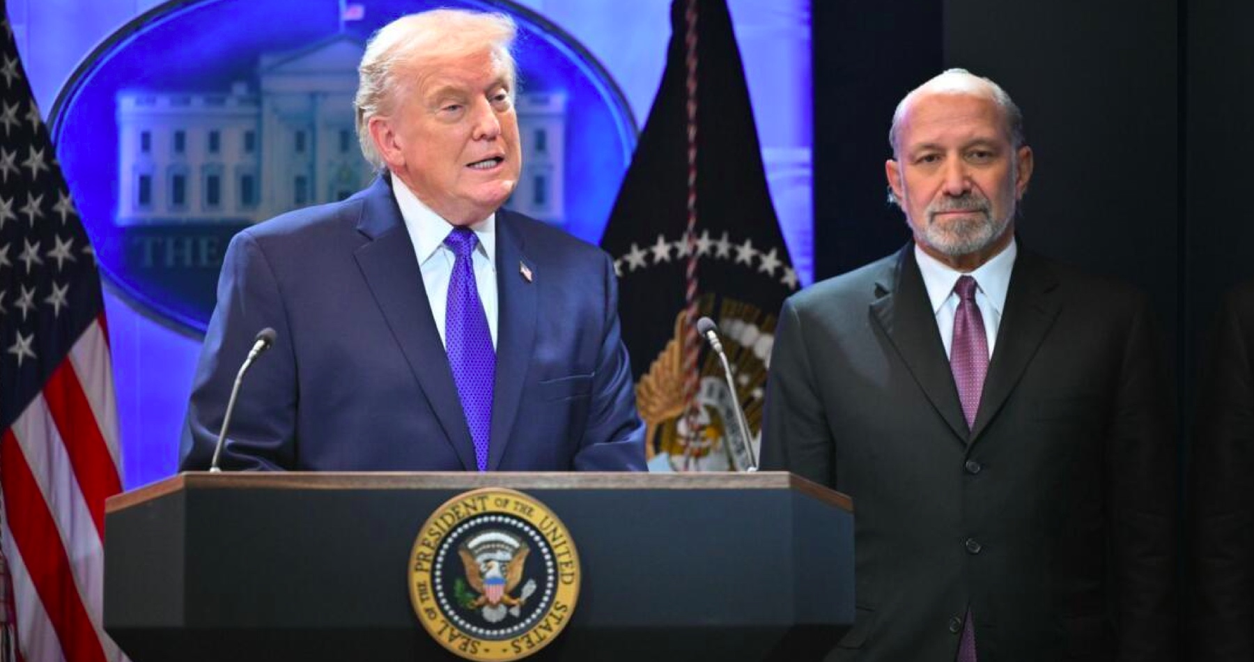 VIDEO: Najvyšší súd USA zrušil rozsiahle globálne clá zavedené Donaldom Trumpom. Americký prezident označil rozhodnutie súdu za hanbu a oznámil pláne zaviesť nové globálne 10-percentné clá na inom právnom základe. „Mám právo zničiť krajinu. Mám dokonca právo uvaliť na cudziu krajinu ničivé embargo. Môžem na ňu uvaliť embargo. Môžem robiť, čo chcem – ale nemôžem účtovať ani jeden dolár,“ uviedol prezident a poukázal na absurdnosť rozhodnutia súdu