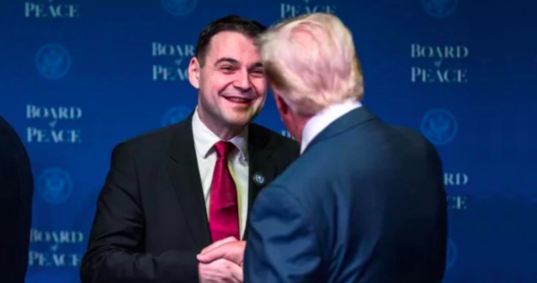 Petr Macinka sa počas svojej návštevy USA stretol s Marcom Rubiom aj Donaldom Trumpom .„Říkal jsem mu, že mi v noci explodoval mobil, jak mi všichni psali,“ uviedol šéf českého rezortu diplomacie o rozhovore s americkým prezidentom ohľadne slovnej prestrelky s Hillary Clintonovou  na Mníchovskej bezpečnostnej konferencii