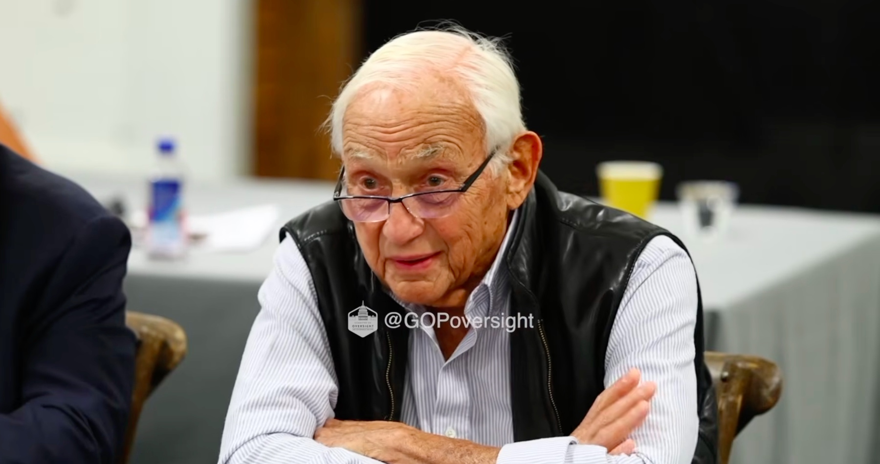 VIDEO: „Epstein bol prvotriedny podvodník, ktorý oklamal všetkých,“ vyhlásil komplic Jeffrieho Epsteina - Leslie Wexner vo svojej výpovedi pred dozorným výborom Snemovne reprezentantov USA. Majiteľ módneho impéria Victoria's Secret a ďalších svetoznámych značiek na množstvo otázok povedal, že si nepamätá, nič nevie a zároveň poprel akúkoľvek účasť na Epsteinových zločinoch, vrátane sexuálneho zneužívania detí a mladistvých. Právnik mu počas jednej z otázok do ucha pošepkal, že ak k tomu povie viac ako 5 slov, tak ho „kur*a zabije“