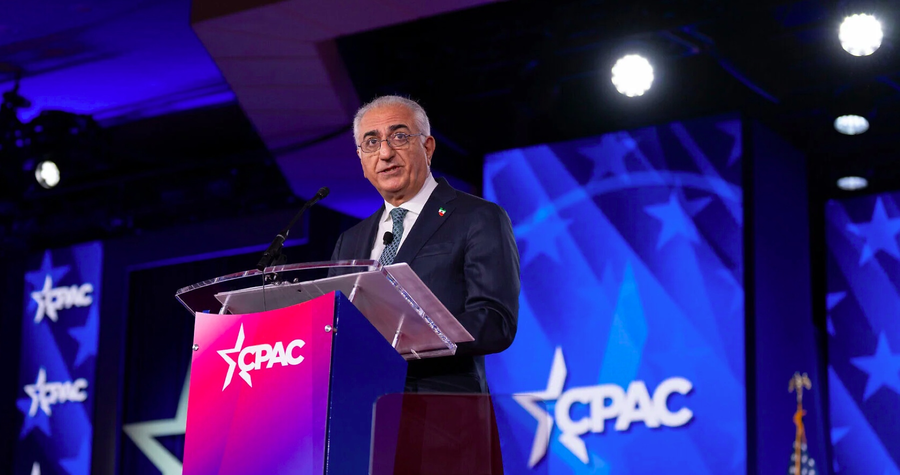 VIDEO: Konzervatívna konferencia CPAC v americkom Dallase sa premenila na sionistické a protiiránske podujatie, na ktorom syn zvrhnutého iránskeho šacha Mohammada Rezu Pahlavího, po tom, čo vyzval na vymazanie súčasného  iránskeho režimu a jeho premenu z nepriateľa na spojenca USA pod jeho vedením, zožal obrovské ovácie