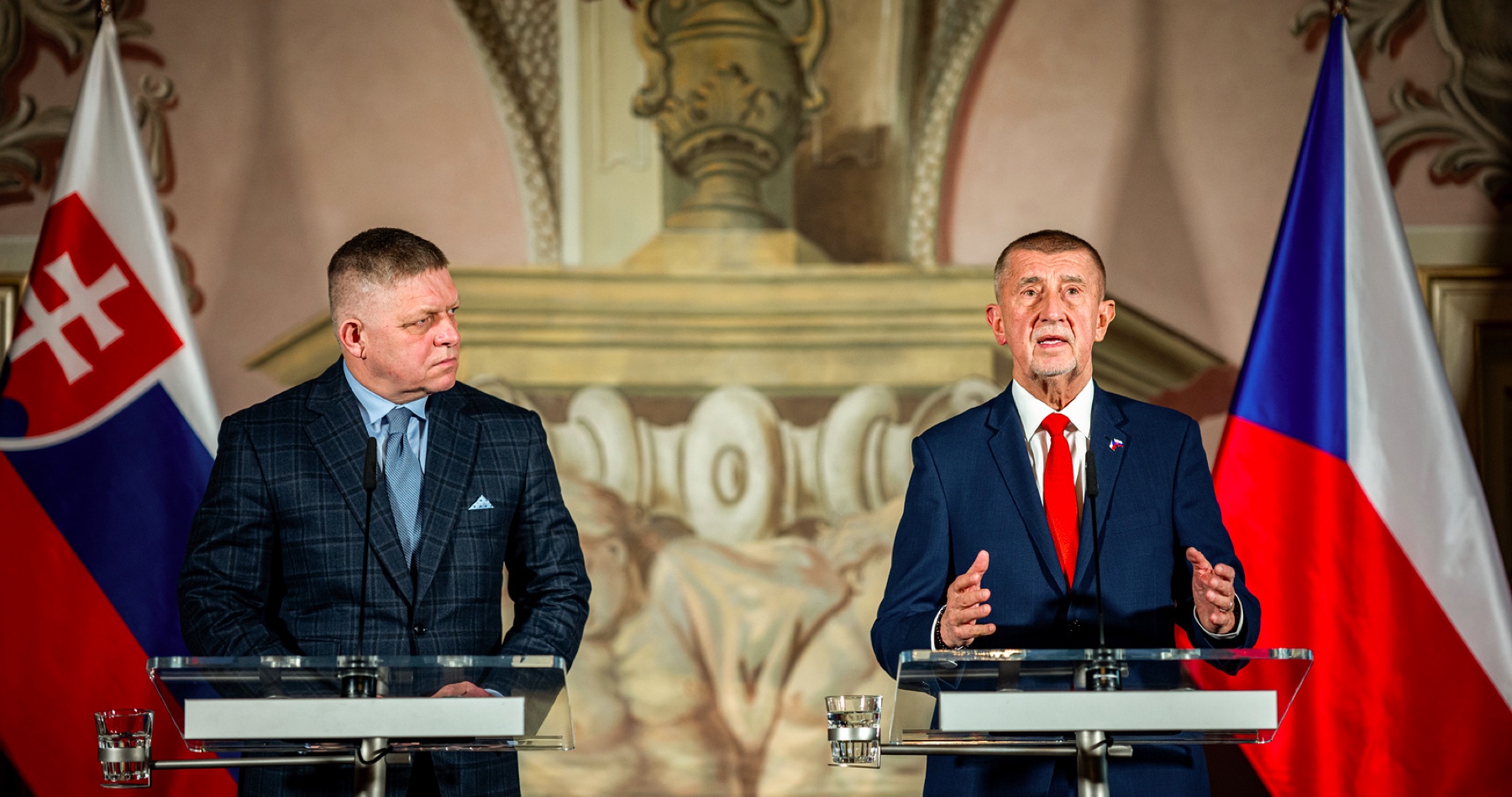 VIDEO: Český premiér Andrej Babiš na stretnutí so šéfom slovenskej vlády poprosil Roberta Fica o ukončenie stavu ropnej núdze. „Chceme, aby bratislavská rafinéria Slovnaft aj maďarská rafinéria MOL-u pracovali na 100 percent, je to dôležité pre celý región. Nemôžeme čakať na Európsku komisiu, pretože, bohužiaľ, nevníma ani naše pripomienky z hľadiska riešení energií ako takých,“ vysvetlil