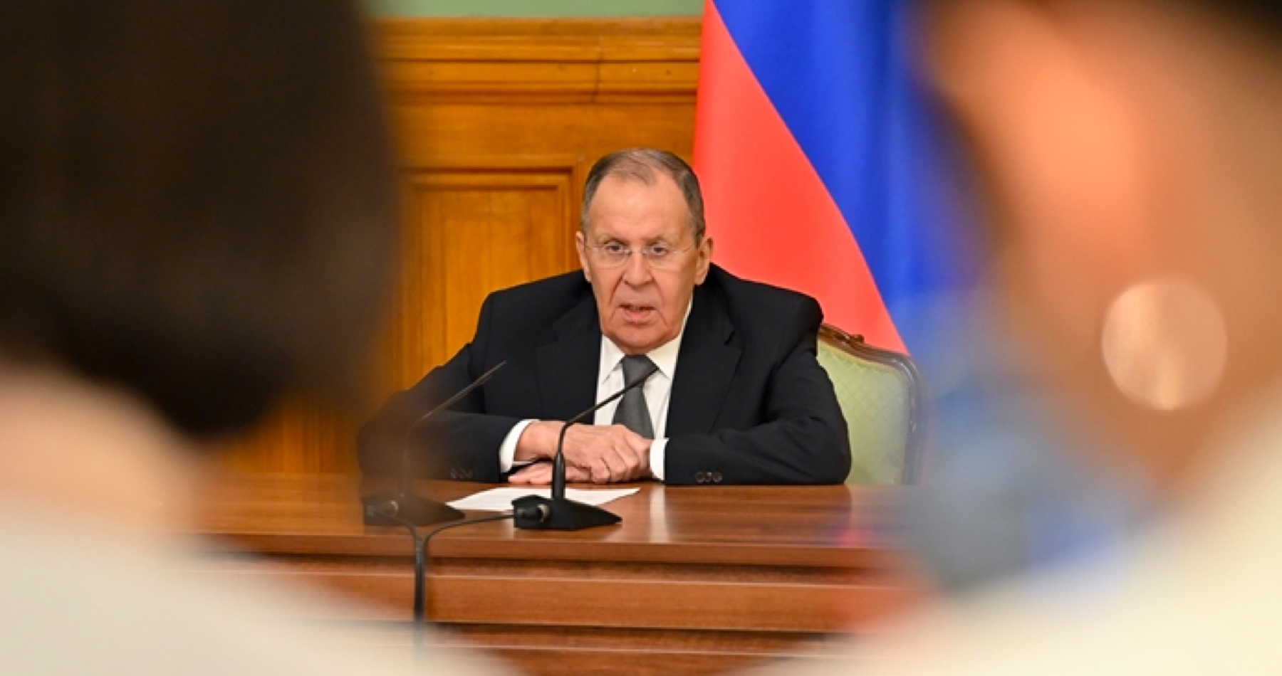 VIDEO: „Sme uprostred reštrukturalizácie svetového poriadku, ktoré povedie k vytvoreniu stabilného a spravodlivého multipolárneho sveta. Boj o vedúce pozície v novom svete sa vedie mimoriadne vážne,“ vyhlásil Sergej Lavrov a k aktuálnej dramatickej geopolitickej situácii na Blízkom východe uviedol, že USA a Izrael sa snažia zabrániť normalizácii vzťahov medzi Iránom a jeho susedmi a dokonca sa snažia „poštvať“ členov Rady pre spoluprácu v Perzskom zálive proti Iránu