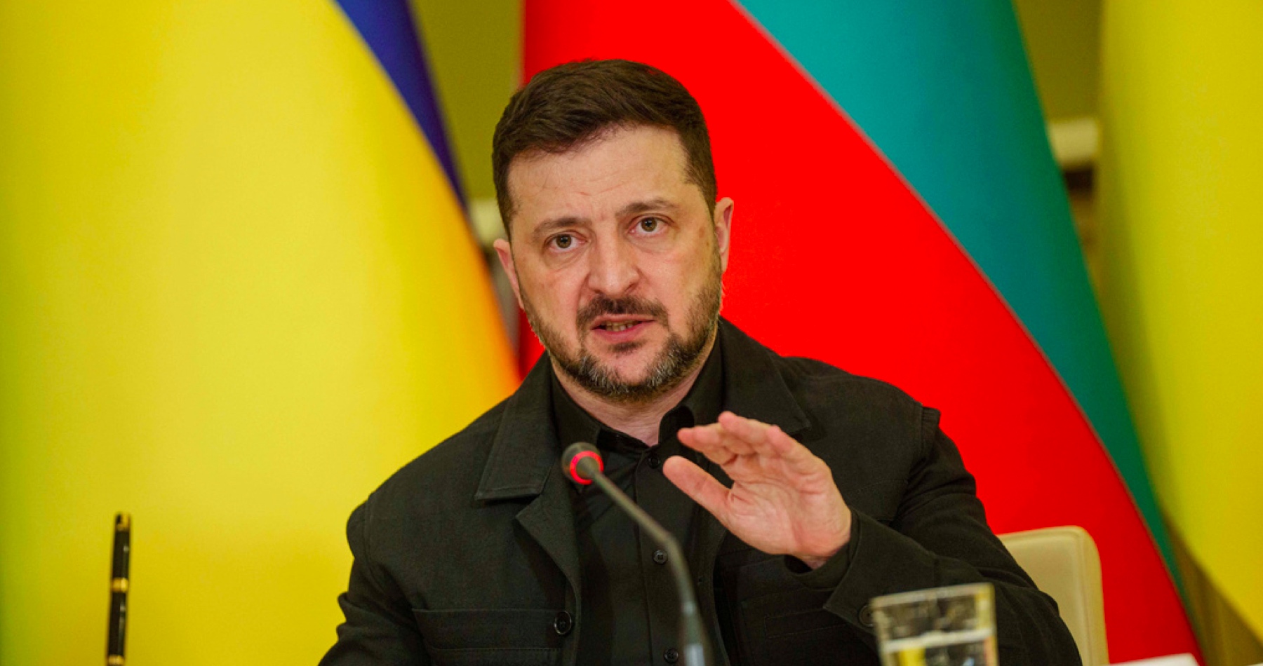 „Rusko ako podmienku na ukončenie vojny proti Ukrajine požaduje, aby sa Kyjev v priebehu dvoch mesiacov stiahol z doteraz neokupovanej časti Donbasu na východe krajiny,“ vyhlásil Volodymyr Zelenskyj, ktorý medzitým požiadal EÚ, aby odblokovala 90-miliardovú pôžičku pre jeho skorumpovaný režim