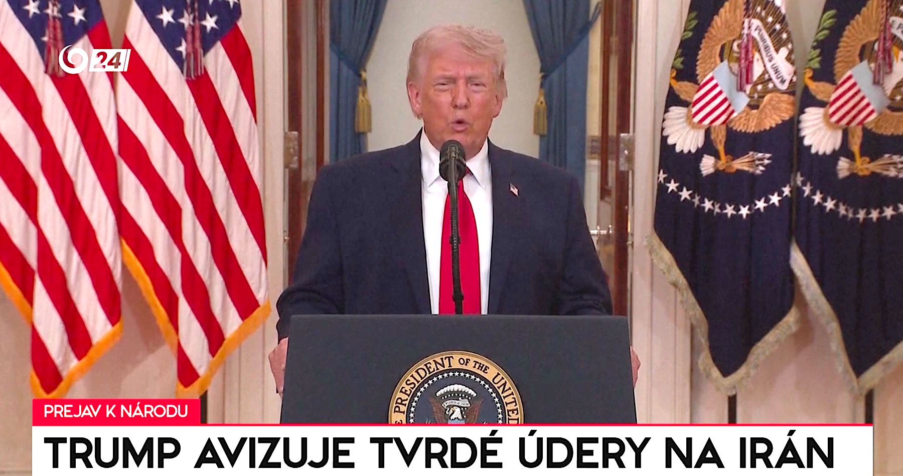 VIDEO: Donald Trump vyhlásil, že USA vo vojne proti Iránu dosiahli „rýchle, rozhodujúce a drvivé víťazstvá, aké len málokto predtým videl“. Iránu sa vyhráža, že ho vráti späť do doby kamennej. Spojené štáty sú podľa neho ako vojenská sila nezastaviteľné. Blúznil tiež, že „prezident nového iránskeho režimu“ ho požidal o prímerie. Iránska armáda v reakci na agresívne a militanntné vyjadrenia šéfa Bieleho domu avizuje ďalšie  „zdrvujúce“ útoky proti Spojeným štátom a Izraelu