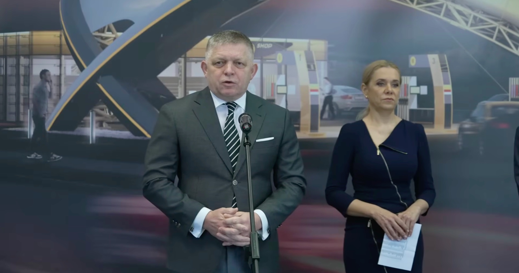 VIDEO: „Občania EÚ od začiatku krízy zaplatili za vyššie ceny pohonných hmôt viac ako 30 miliárd eur. Ale to je v poriadku, len nech sa má dobre pán Zelenskyj a Ukrajina,“ vyhlásil Robert Fico a vyzval Európsku komisiu, nech prestane hrať nezmyselné škodlivé ideologické politické hry a nech ukrajinského prezidenta prinúti, aby nepoškodzoval Európu. Európska únia sa podľa premiéra nachádza v hlbokej energetickej kríze, ktorá je ovplyvnená konfliktom na Blízkom východe a pretrvávajúcou neschopnosťou Ukrajiny obnoviť prevádzku ropovodu Družba