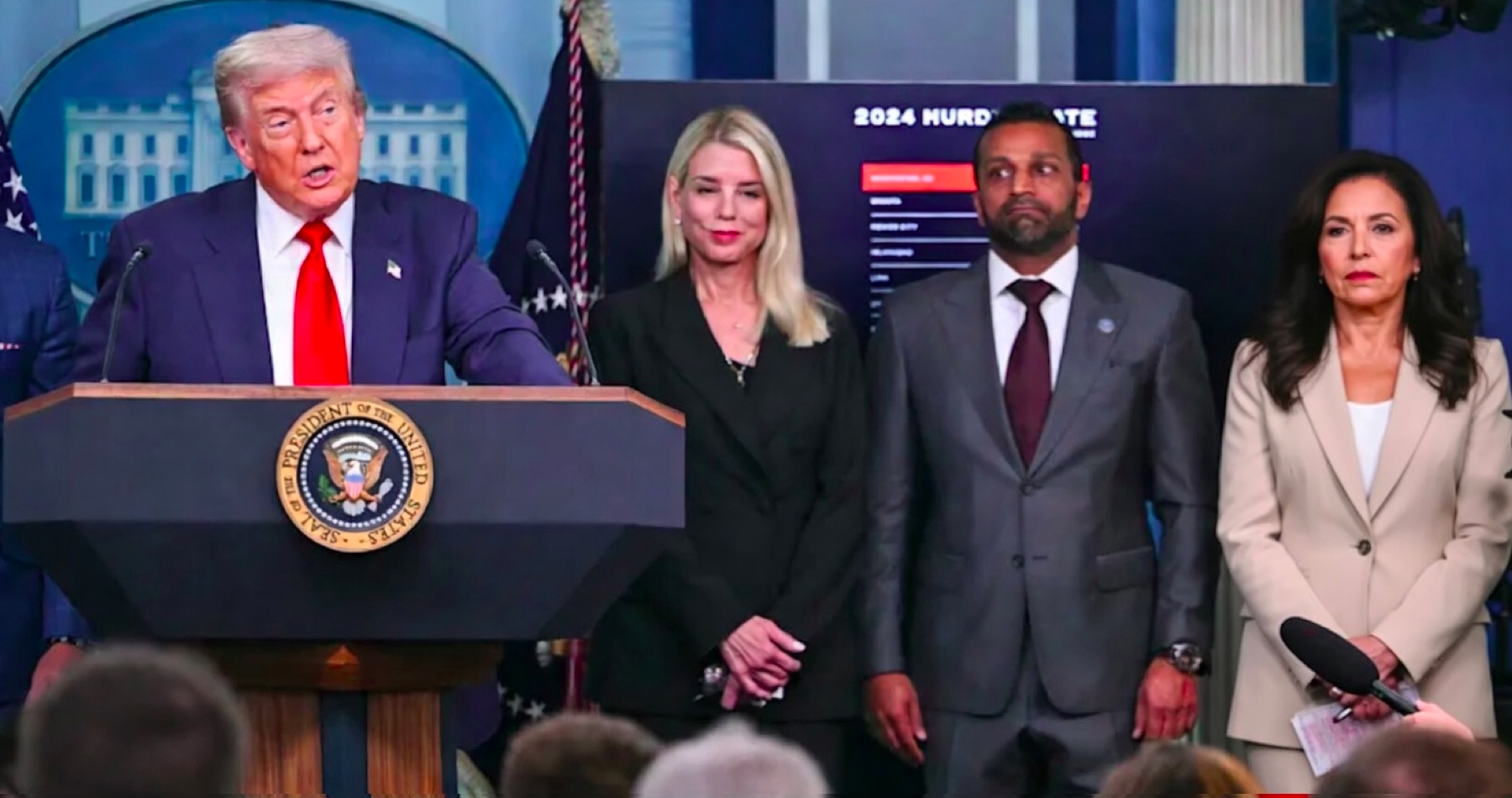 V Bielom dome dochádza k čistkám nepohodlných ľudí. Donald Trump sa kvôli zverejneniu spisov Jeffreyho Epsteina zbavil ministerky spravodlivosti Pam Bondiovej. Podľa magazínu The Atlantic sa diskutuje aj o odchode šéfa FBI Kasha Patela, šéfky amerických tajných služieb Tulsi Gabbardovej, ale aj tajomníka pre pozemné sily ministerstva obrany Daniela Driscolla. Šéf Pentagónu Pete Hegseth medzitým vyzval náčelníka generálneho štábu pozemných síl USA Randyho Georgea, aby odstúpil