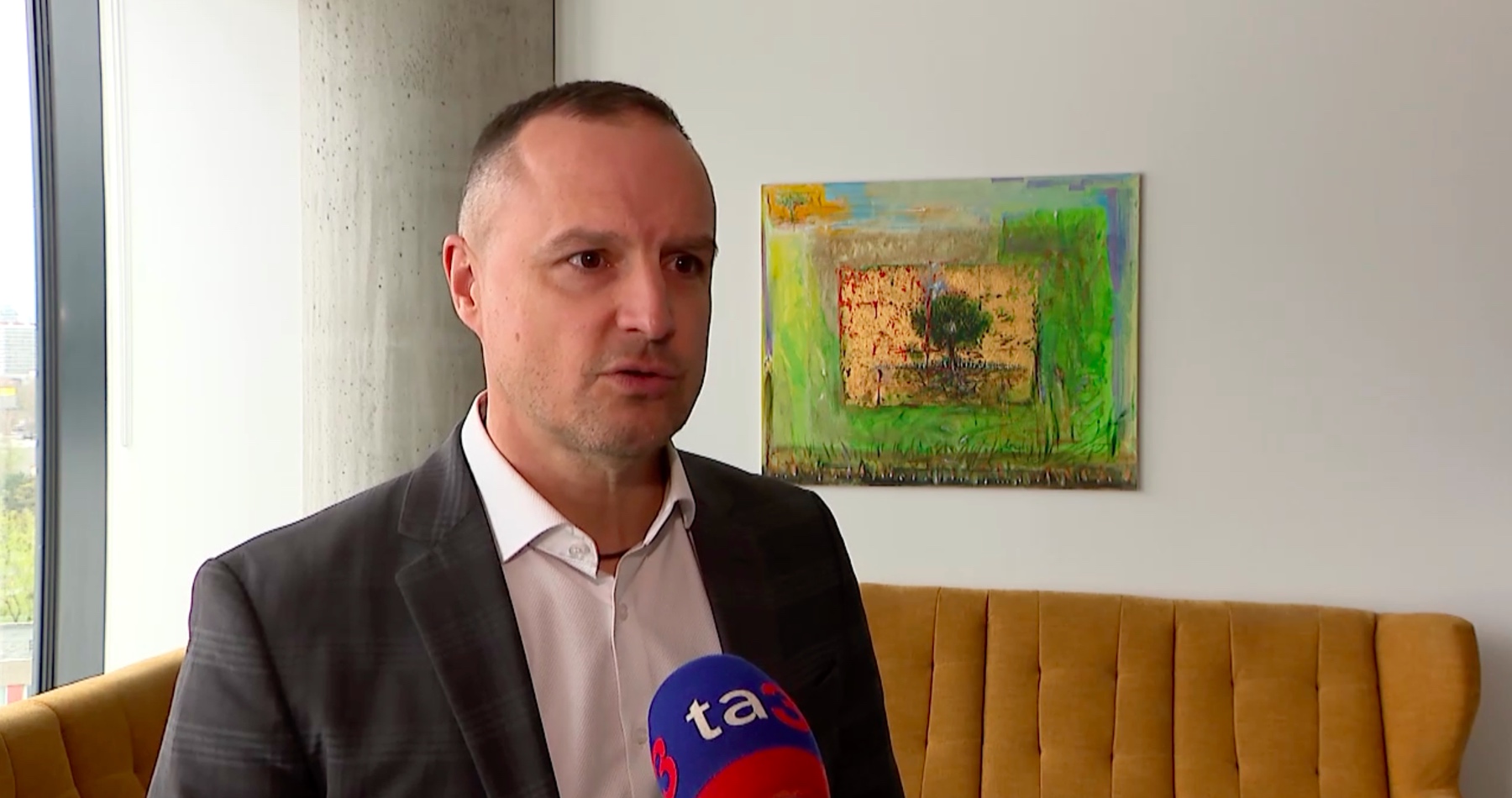 VIDEO: Advokát Dávid Lindtner prehovoril o situácii okolo Daniela Bombica po tom, čo Ústavný súd SR potvrdil, že Najvyšší súd SR svojím konaním porušil základné právo jeho klienta na osobnú slobodu. Špecializovaný trestný súd medzitým oslobodil Lindtnera spod obžaloby zo spáchania zločinu zasahovania do nezávislosti súdu a prečinu nepriamej korupcie. „Ste ľudsky odporní, ubližujete ľuďom, ničíte im životy a túžite len po krvi,“ vyčítal redaktorom korporátnych médií po verdikte súdu