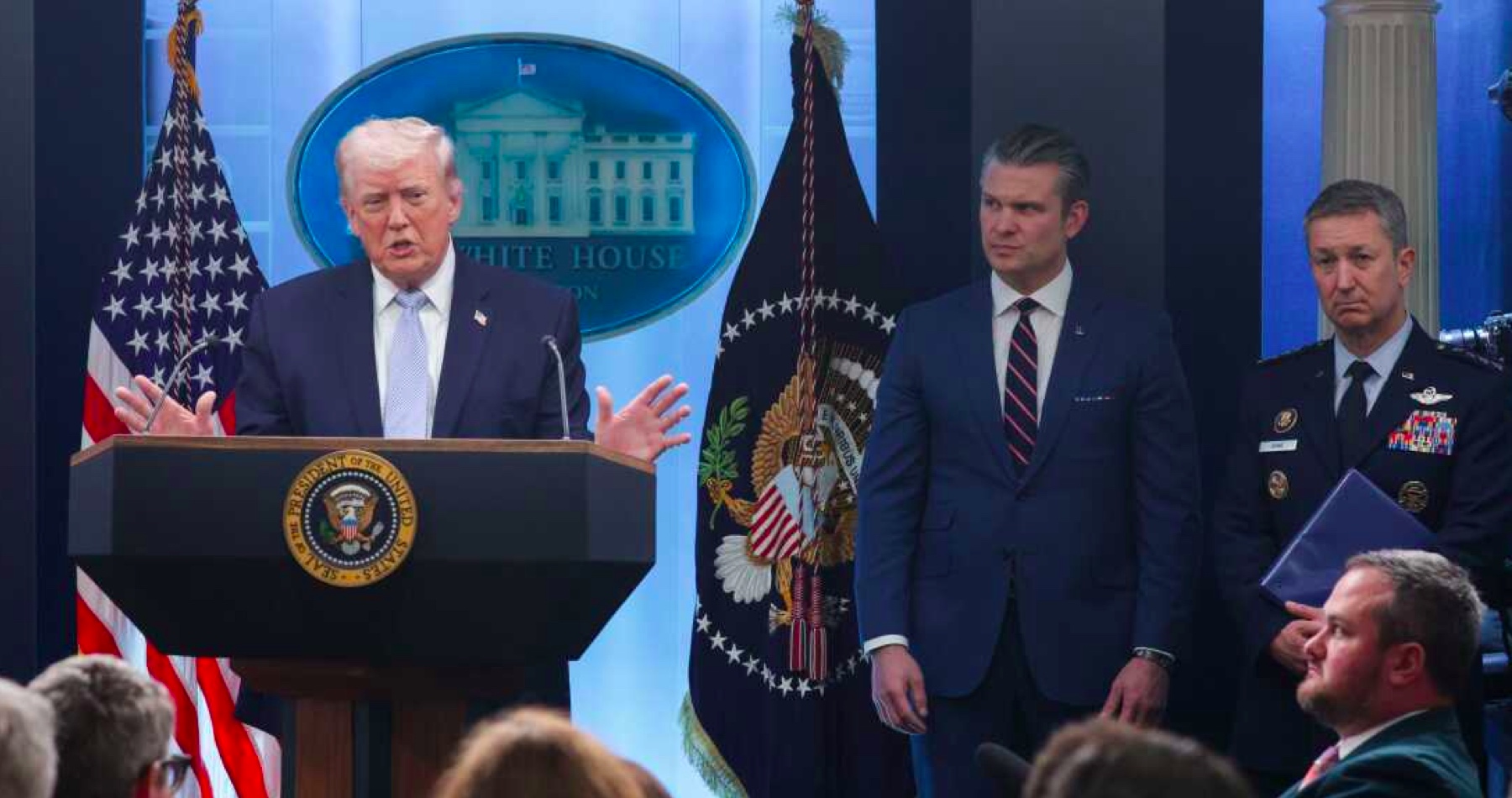 VIDEO: Celý Irán by mohol byť v utorok po uplynutí jeho ultimáta podľa Donalda Trumpa zničený za jednu noc. „Arogantná rétorika a bezdôvodné hrozby bludného amerického prezidenta nemajú žiadny vplyv na pokračovanie ofenzívnych a drvivých operácií našich bojovníkov proti americkým a sionistickým nepriateľom,“ uviedol hovorca operačného veliteľstva iránskej armády