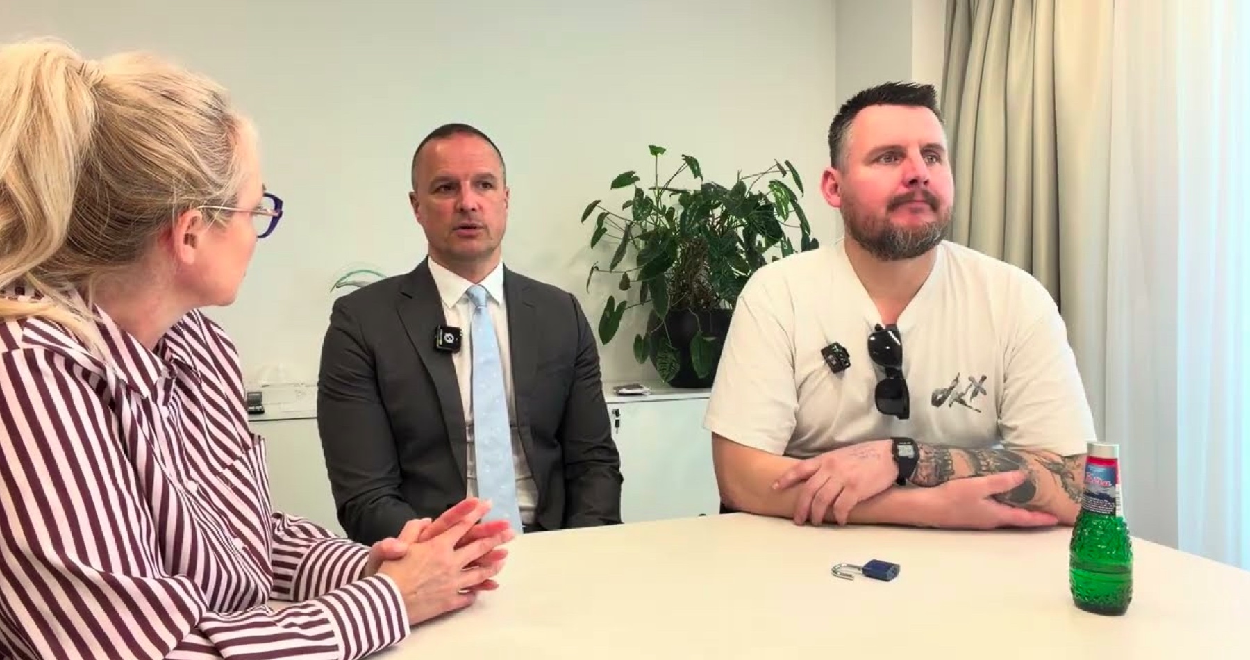 VIDEO: Daniel Bombic v rozhovore po jeho prepustení z 11-mesačnej väzby, spoločne s advokátom Davidom Lindnterom komentoval rozhodnutie Najvyššieho súdu SR a 11 mesiacov strávených vo väzbe. Porozprával aj o knihe,ktorú v Justičáku napísal, o ZVJS a spoluväzňoch, ale aj o dôvodoch väzby, 26 skutkoch, potrebe zmeniť zákon o extrémizme, sebareflexii a prvých krokoch na slobode