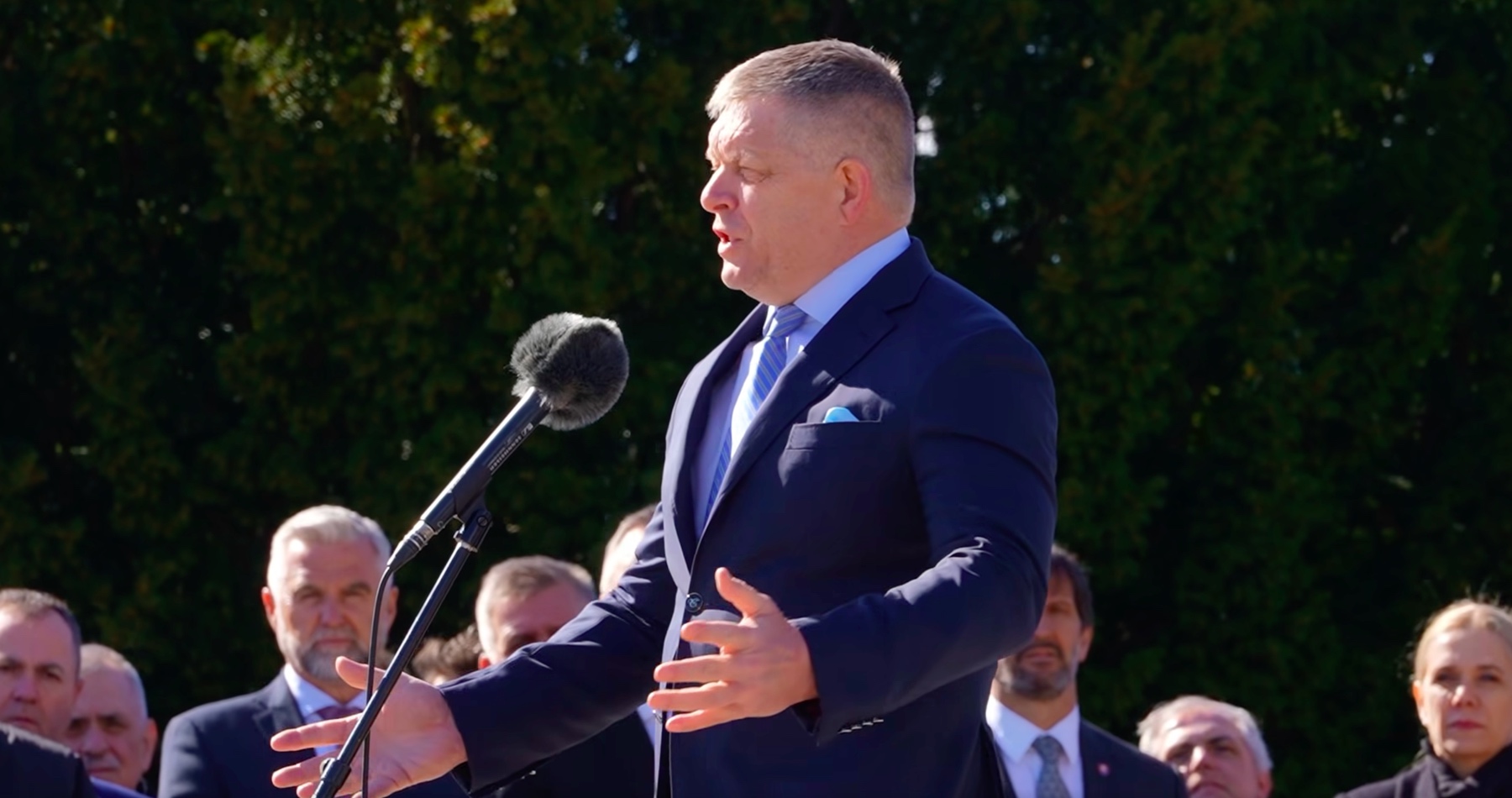 VIDEO: „Začína sa budovať nový svetový poriadok, v ktorom sa musíme zorientovať. Čakajú nás vážne rozhodnutia,“ vyhlásil premiér Robert Fico vo svojom prejave na Slavíne, ktorom poukázal na hrozbu rozpadu NATO a potrebe hľadať alternatívne bezpečnostné riešenia mimo súčasných bezpečnostných štruktúr. Zároveň spochybnil spoľahlivosť európskych veľmocí - Nemecka, Británie a Francúzska s odkazom na Mníchovskú  dohoda z roku 1938 