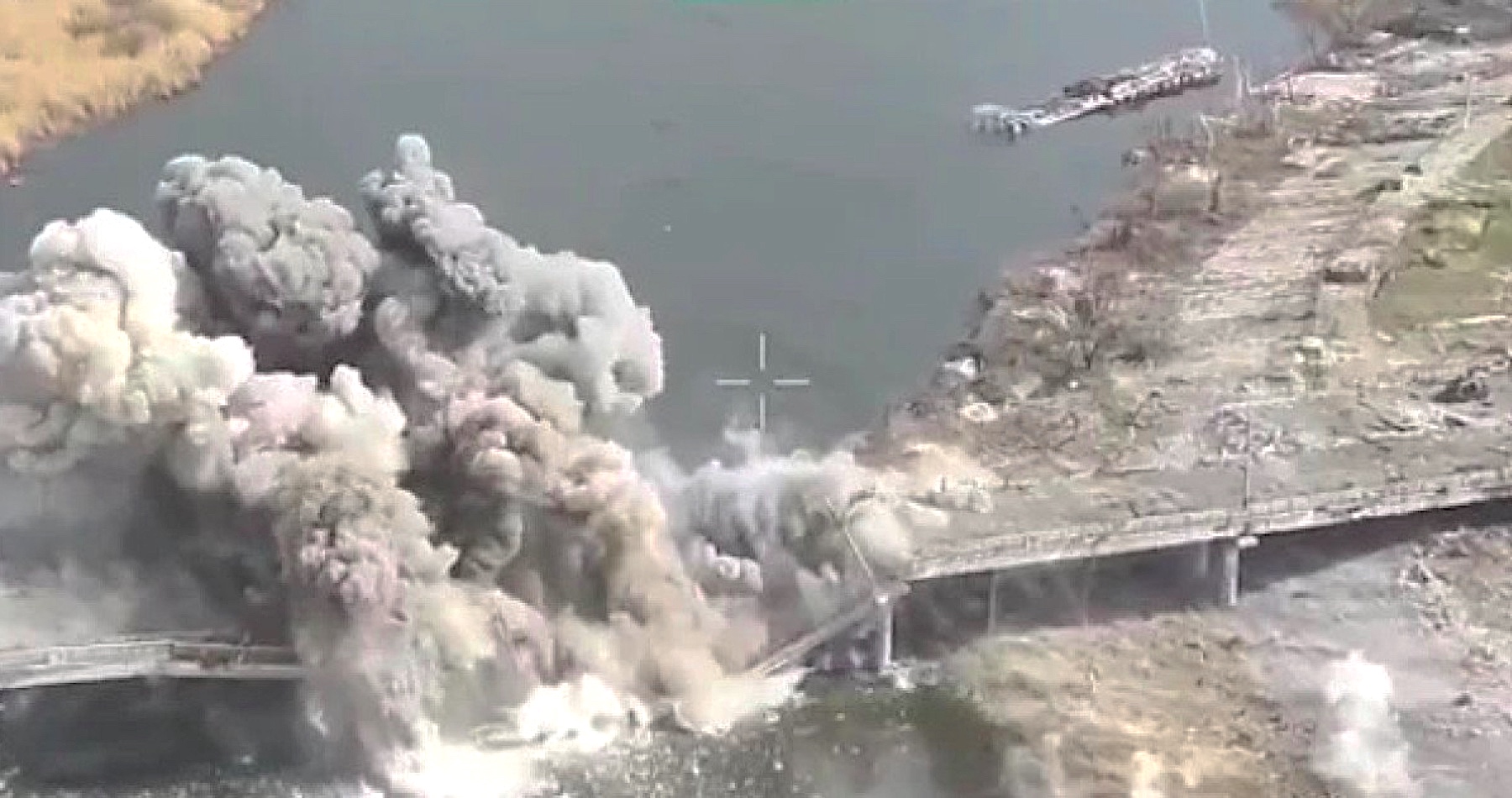 VIDEO: Ukrajina pomocou ťažkého britského dronu zničila strategický most kontrolovaný Ruskom cez rieku Dnipro