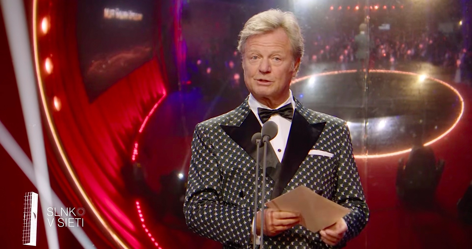 VIDEO: „Dosť bolo Fica!“ kričal Maroš Kramár vo svojej ideologickej vsuvke počas odovzdávania filmových cien, ktoré aj s ďalšími umelcami zneužil na politickú agitáciu a nenávistnú propagandu. Premiér v krátkosti výstižne komentoval jeho angažované vystúpenie. Na pódiu zaznel aj banderovský pozdrav „Sláva Ukrajine!“ 