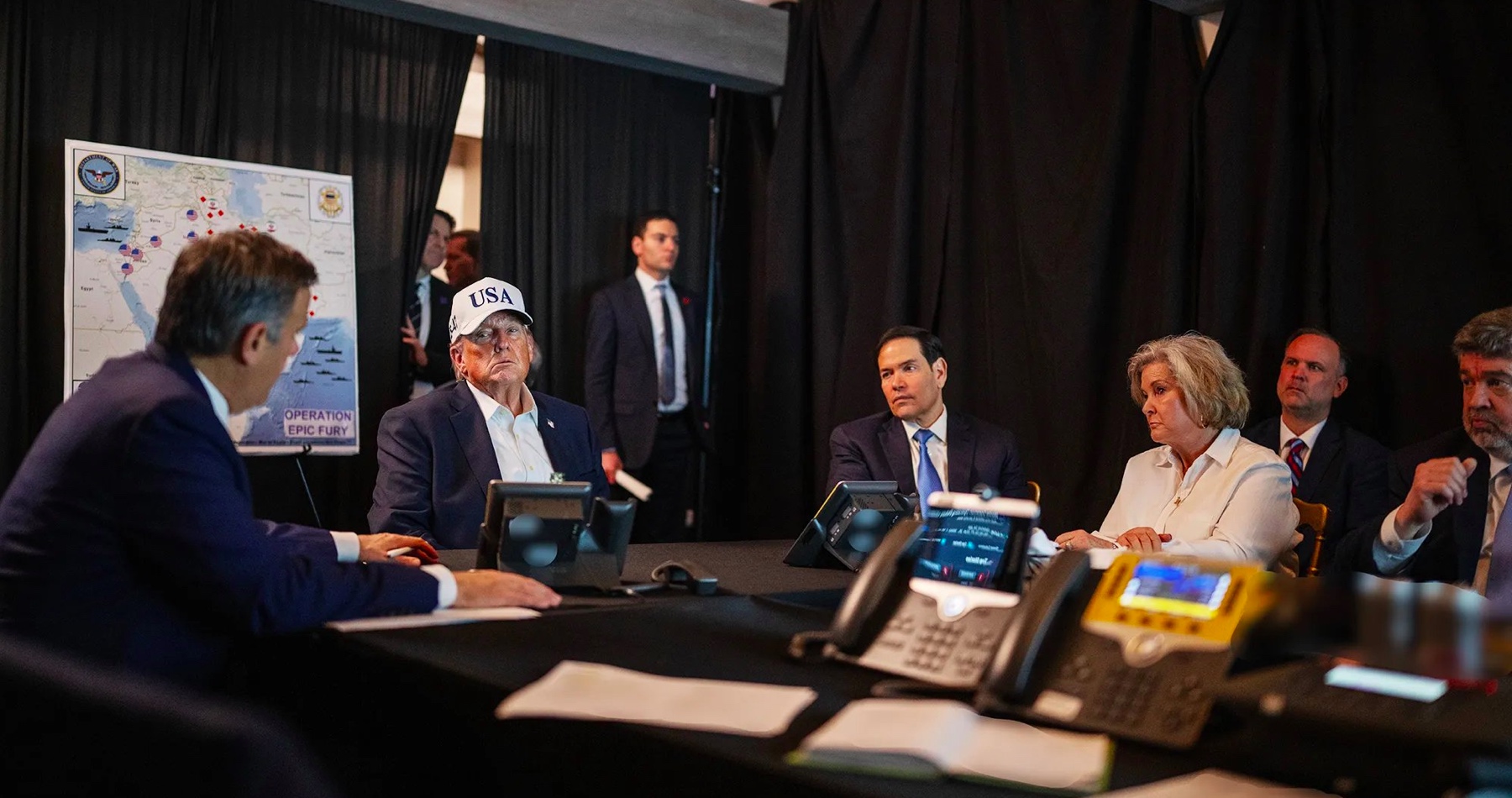 Zákulisný príbeh o tom, ako došlo k strategicky fatálnemu rozhodnutiu Donalda Trumpa zaútočiť spoločne s Izraelom na Irán, a ako sa situácia po rozpútaní izraelsko-americkej vojenskej agresie začala odvíjať úplne inak, ako izraelský premiér Benjamin Netanjahu presviedčal prezidenta USA, že dôjde k rýchlej zmene režimu a Irán nebude útočiť ani neuzavrie Hormuzský prieliv