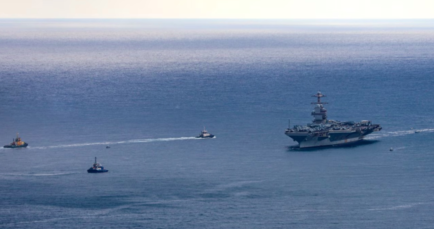 Iránske námorníctvo pohrozilo útokom na americký torpédoborec, ak by sa pokúsil preplávať Hormuzský prieliv. Americká vojnová loď po varovaní ustúpila