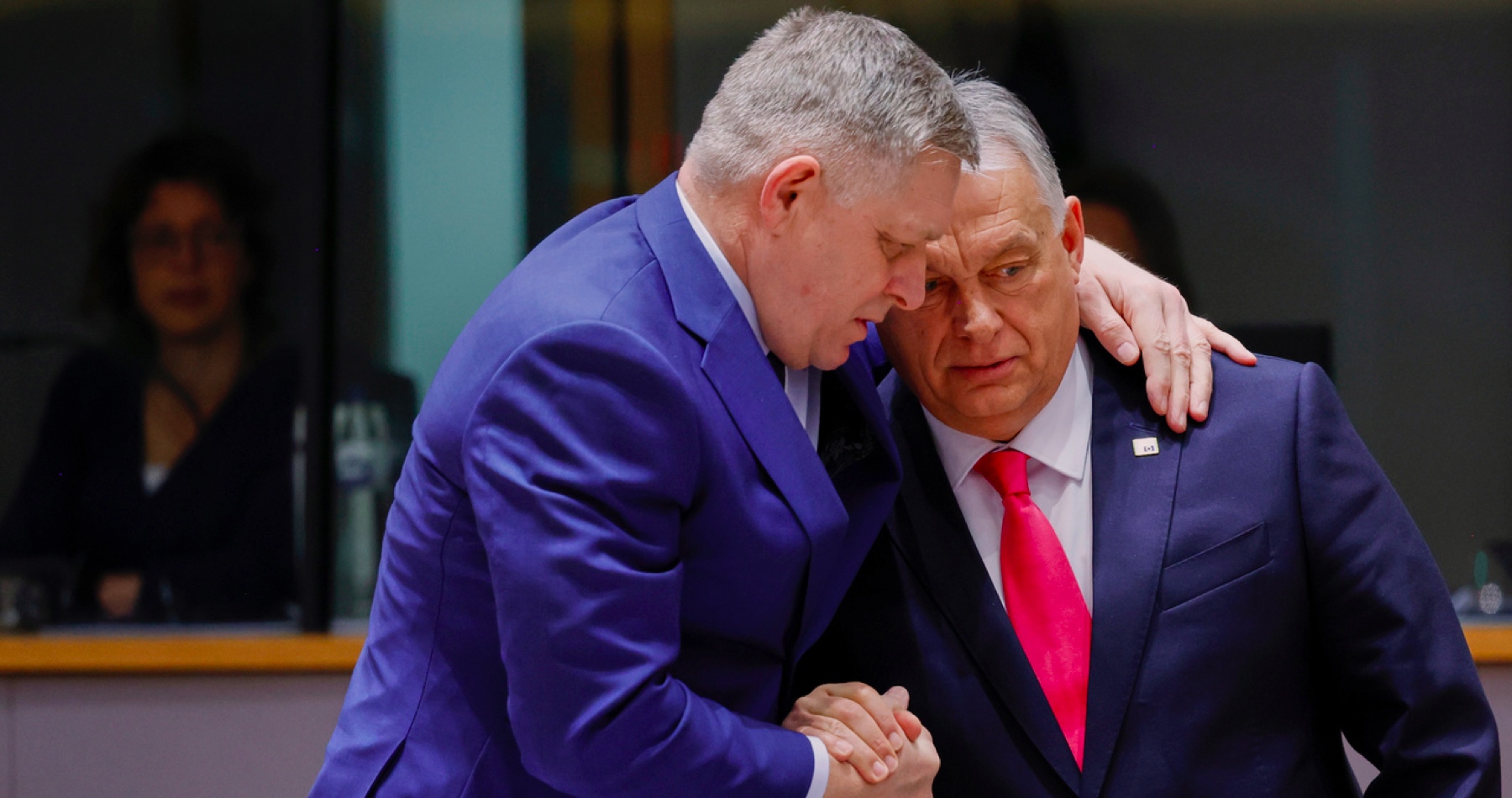 Robert Fico je pripravený na intenzívnu spoluprácu s novým maďarským premiérom Péterom Magyarom aj pri ochrane energetických záujmov oboch krajín. Dodal, že Viktor Orbán bol a vždy pre neho bude veľkým príkladom, pokiaľ ide o ochranu suverenity a národných záujmov. Česko podľa ministra zahraničných vecí ČR Petra Macinku prehrou Viktora Orbána stratilo spojenca v EÚ