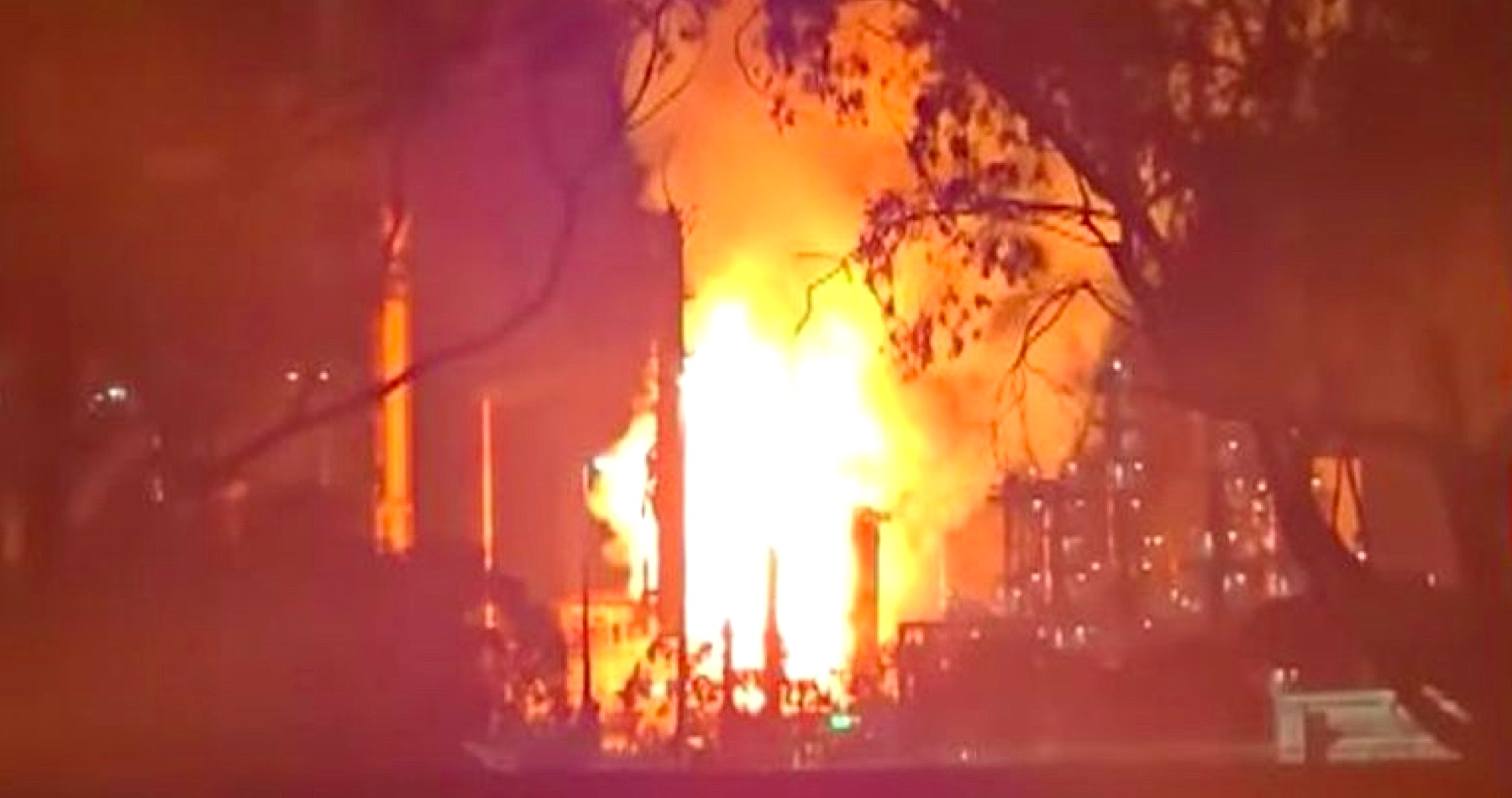 VIDEO: Austrália, ktorá je závislá od dovozu ropy cez Hormuzský prieliv, má po rozsiahlom požiari v kľúčovej ropnej rafinérii zásoby benzínu len na 38 dní. Irán potopí americké lode v Hormuzskom prielive, ak sa USA rozhodnú dohliadať na tento kľúčový námorný uzol „ako policajti“