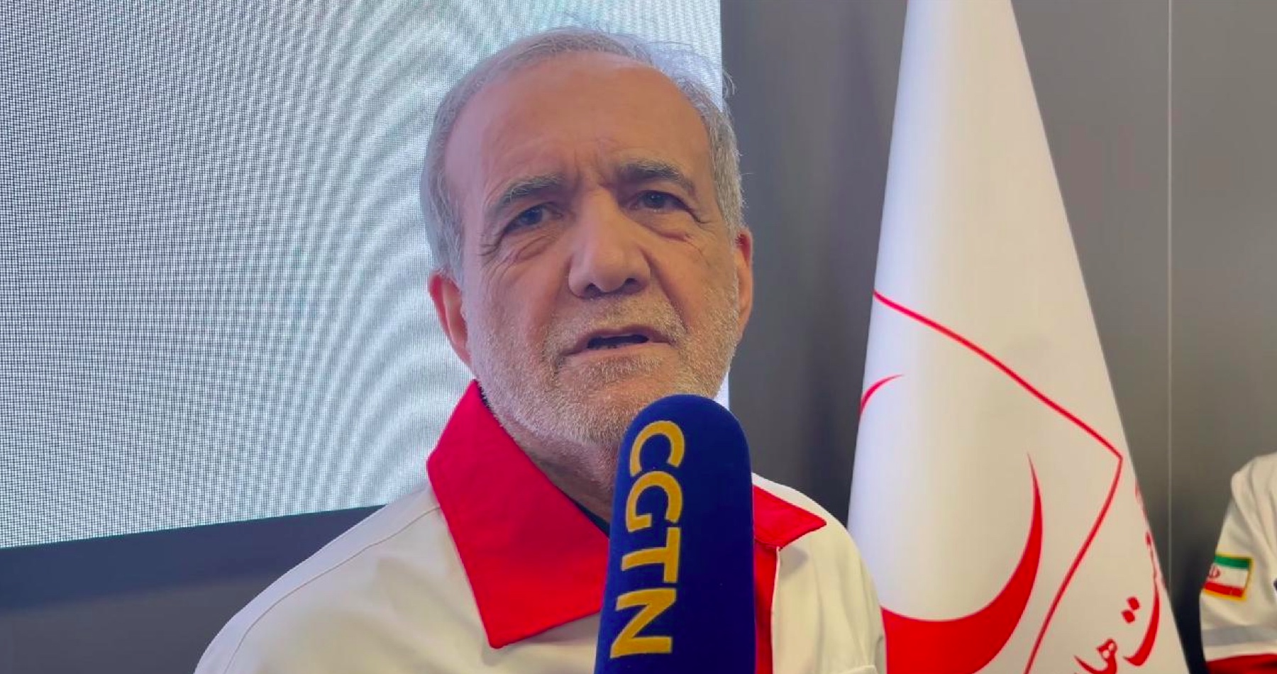 VIDEO: „Nazývajú nás teroristami a oni vraždia kohokoľvek, kdekoľvek a kedykoľvek sa im zachce. Hanba im,“ vyhlásil na adresu Izraela a USA iránsky prezident Masúd Pezeškiján. „Je načase, aby sa USA dištancovali od chybnej doktríny ‚Izrael na prvom mieste‘,“ uviedol šéf iránskeho parlamentu Mohammad Báker Kálíbáf