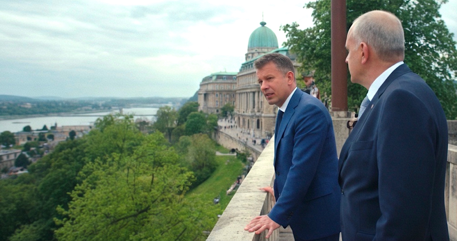 VIDEO: Péter Magyar počas stretnutia s maďarským prezidentom zbadal na susednom balkóne prechádzajúceho sa Viktora Orbána. „Absolútne kino,“ vyhlásil pobavene budúci maďarský premiér a odchádzajúcemu predsedovi vlády adresoval gesto uznania