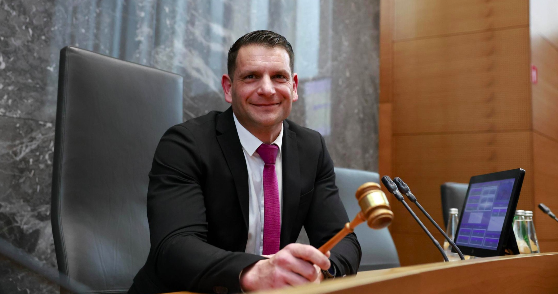 VIDEO: Nový šéf slovinského parlamentu Zoran Stevanovič oznámil plán navštíviť Moskvu aj vypísať  referendum o vystúpení Slovinska z NATO