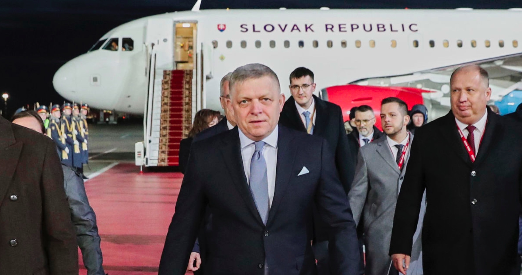 Pobaltské štáty nedovolia prelet slovenskému vládnemu špeciálu s premiérom Robertom Ficom cez svoje územie počas cesty do Moskvy na oslavy Dňa víťazstva 9. mája. „Ďakujem Estónsku, Lotyšsku a Litve za to, že Slovensku takto znemožnili prehĺbenie vzťahov s Ruskom,“ reagoval spokojne šéf ukrajinského rezortu diplomacie Andrij Sybiha