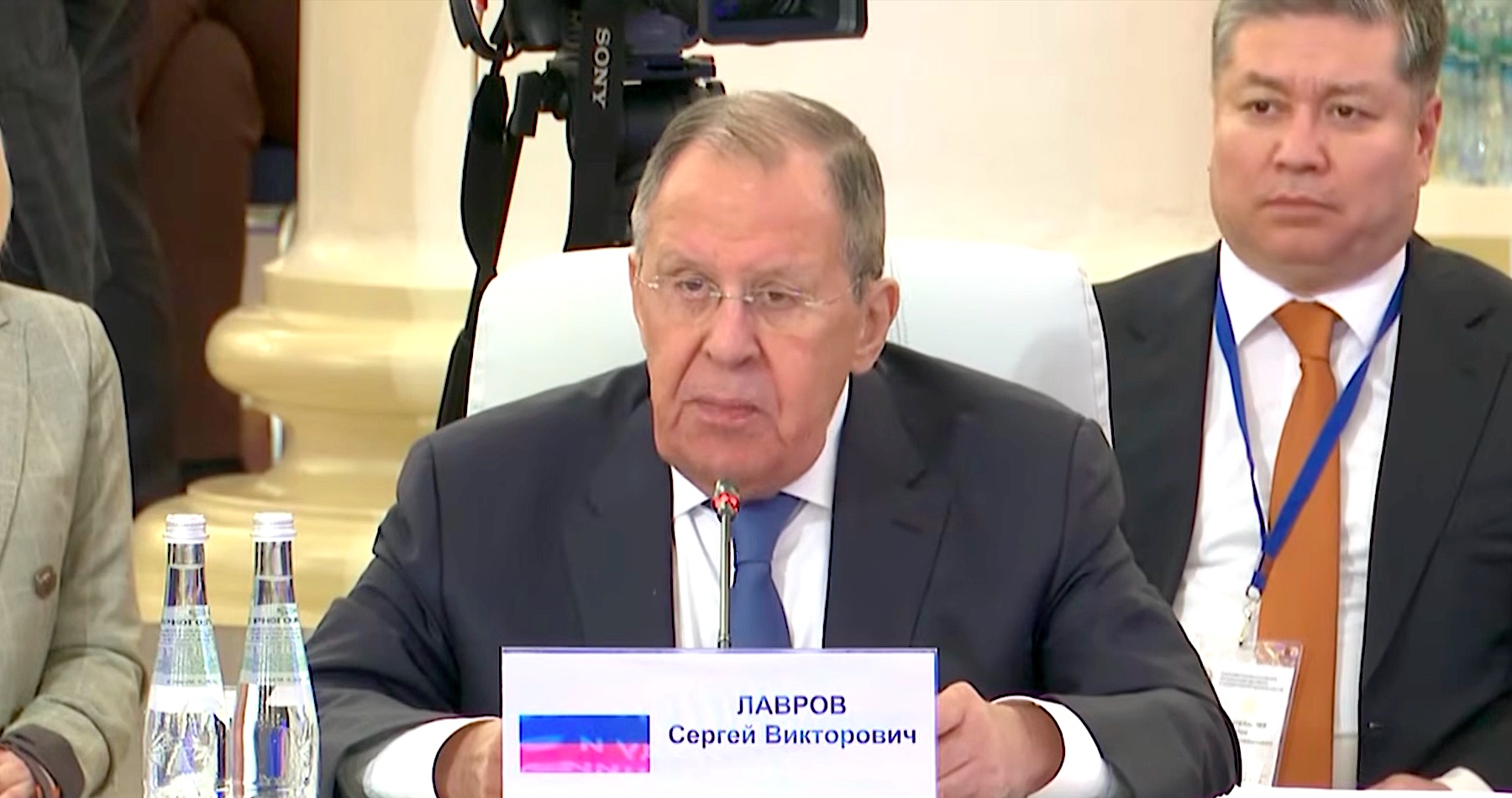 VIDEO: „Európa chce opäť raz zjednotiť svoje armády pod vlajkou nacizmu a v snahe uštedriť Rusku a Bielorusku ‚strategickú porážku‘ eskaluje napätie,“ upozornil Sergej Lavrov. „Nech vás Boh chráni pred útokom na Bielorusko,“ varoval Alexander Lukašenko Estónsko, Lotyšsko, Litvu, Poľsko a Ukrajinu