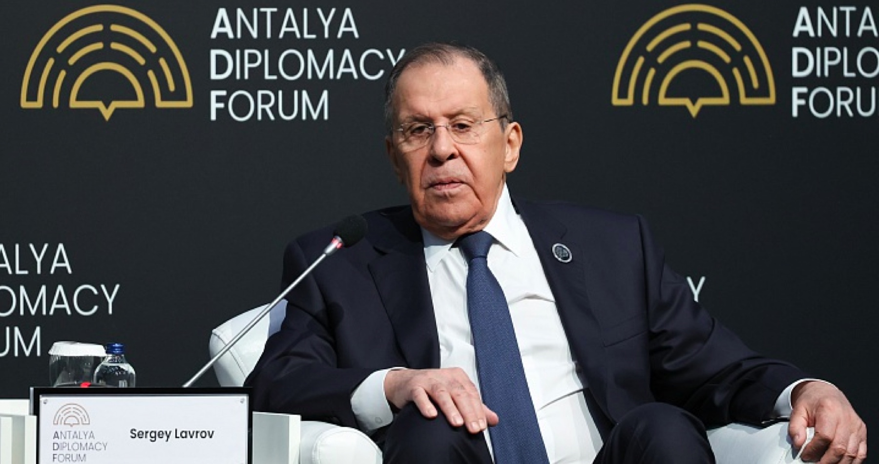 VIDEO: Sergej Lavrov o konci americkej hegemónie a globalizácie, o bolestivom prechode k multipolárnemu usporiadaniu sveta, ako aj o tom, že čoraz viac subregionálnych štruktúr hľadá spôsoby, ako sa zbaviť závislosti od amerického dolára. Tvrdí tiež, že vojnu na Ukrajine starostlivo pripravil Západ v snahe poraziť Rusko a že Viktor Orbán s Robertom Ficom bránia záujmy svojich štátov. Európska bezpečnostná architektúra, predtým postavená na OBSE, NATO a EÚ, je podľa neho zničená