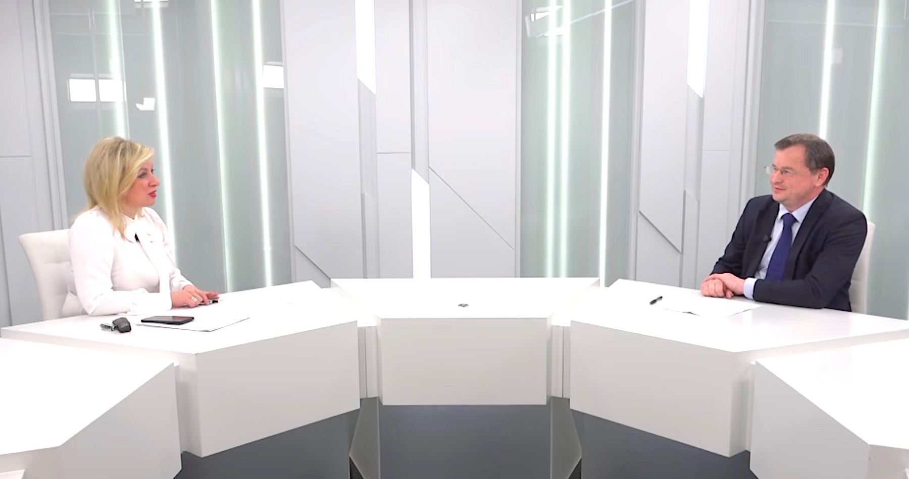 VIDEO: Marija Zacharovová o práci hovorkyne ruského rezortu diplomacie, informačnej vojne a propagande západných médií, prepisovaní histórie štátmi Západu a o medzinárodných vzťahoch. O tom, že Západ nebol zvyknutý zaobchádzať s inými štátmi ako so seberovnými, o privlastňovaní si ich zdrojov a bohatstva, kolonializme a zotročovaní iných národov, ale aj o svojom súkromí a záľubách