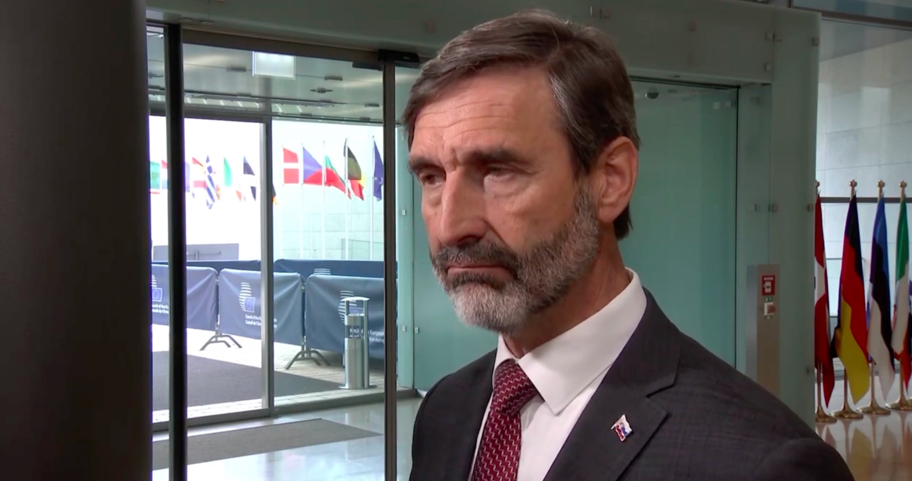 VIDEO: „Európe hrozí nedostatok leteckého benzínu, pretože až 40 percent kerozínu sa produkuje v krajinách Perzského zálivu. Problém s dodávkami energií môžu vyriešiť iba rokovania medzi USA a Iránom,“ vyhlásil slovenský minister zahraničných vecí Juraj Blanár