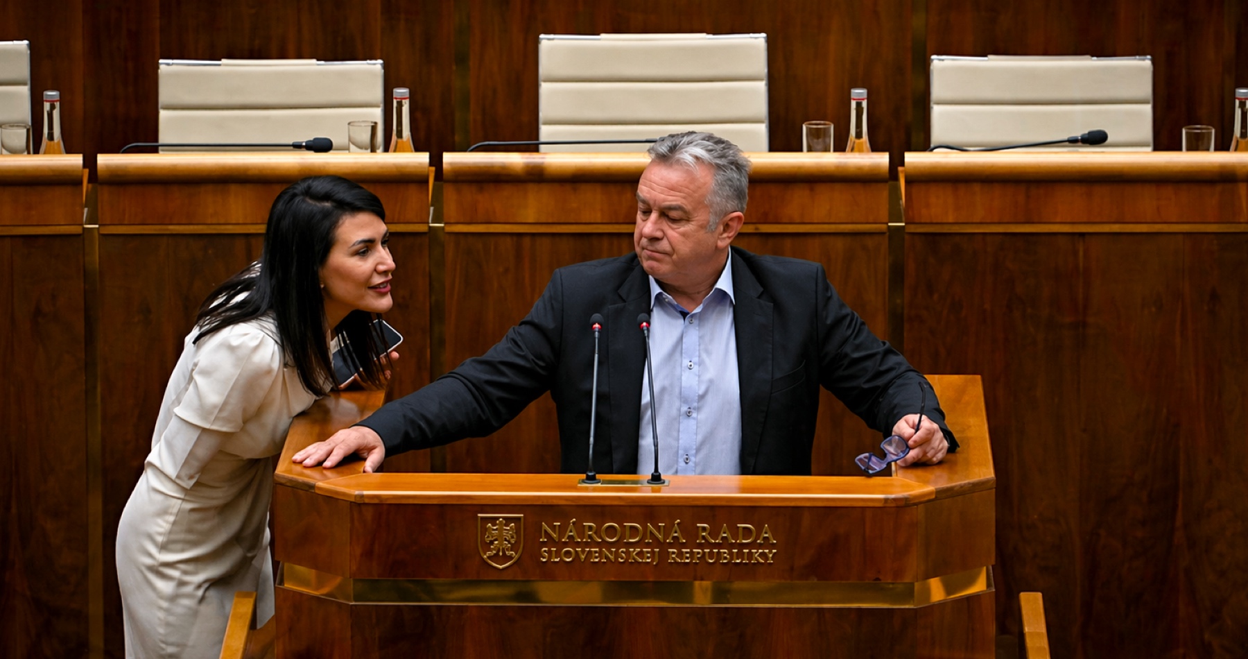 VIDEO: Poslanec Jozef Pročko opäť v parlamente hulákal a tvrdil, že parlamentná diskusia stráca úroveň. Jana Bittó Cigániková ho označila za idiota. Andrej Danko musel zasiahnuť a upozornil ju, že nevošla do krčmy