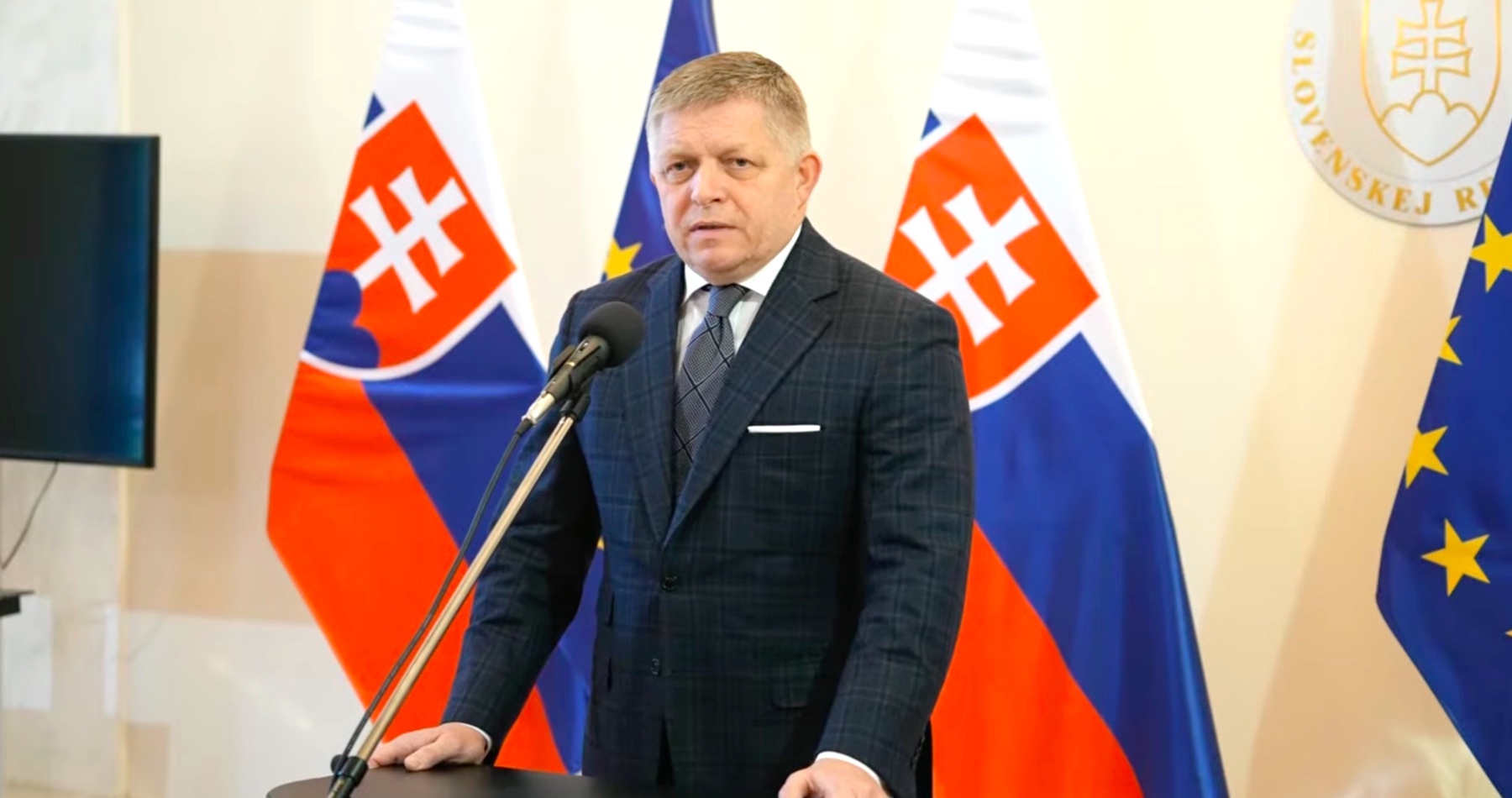 VIDEO: Ľudovít Ódor ako dočasný premiér klamal šírením konšpirácií o navážaní migrantov na hranice Slovenska. Robert Fico po zasadnutí Bezpečnostnej rady SR vyhlásil, že SIS ani Vojenské spravodajstvo nič také nepotvrdili a jeho predchodca nikdy takéto informácie nedostal. Dodal, že v tejto záležitosti klamal aj Péter Magyar z vďačnosti za to, že PS a spol. otvorili tému Benešových dekrétov. Predseda vlády označil dekréty druhého česko-slovenského prezidenta Edvarda Beneša za nedotknuteľné. Hovoril aj o 90-miliardovej pôžičke pre Ukrajinu, na ktorej sa podľa neho Slovensko nezúčastňuje, a poukázal aj na klamstvá a dezinformácie, ktoré sústavne šíria korporátne médiá