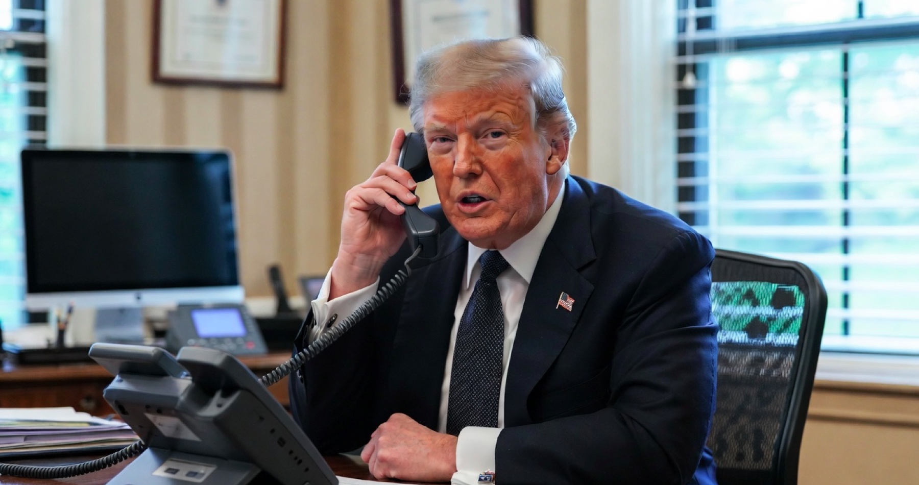 Donald Trump oznámil, že Spojené štáty na žiadosť Pakistanu predlžujú prímerie s Iránom. Armáda USA bude naďalej blokovať iránske prístavy. Americký prezident dodal, že Irán ‚finančne kolabuje‘ v dôsledku uzavretia Hormuzského prielivu