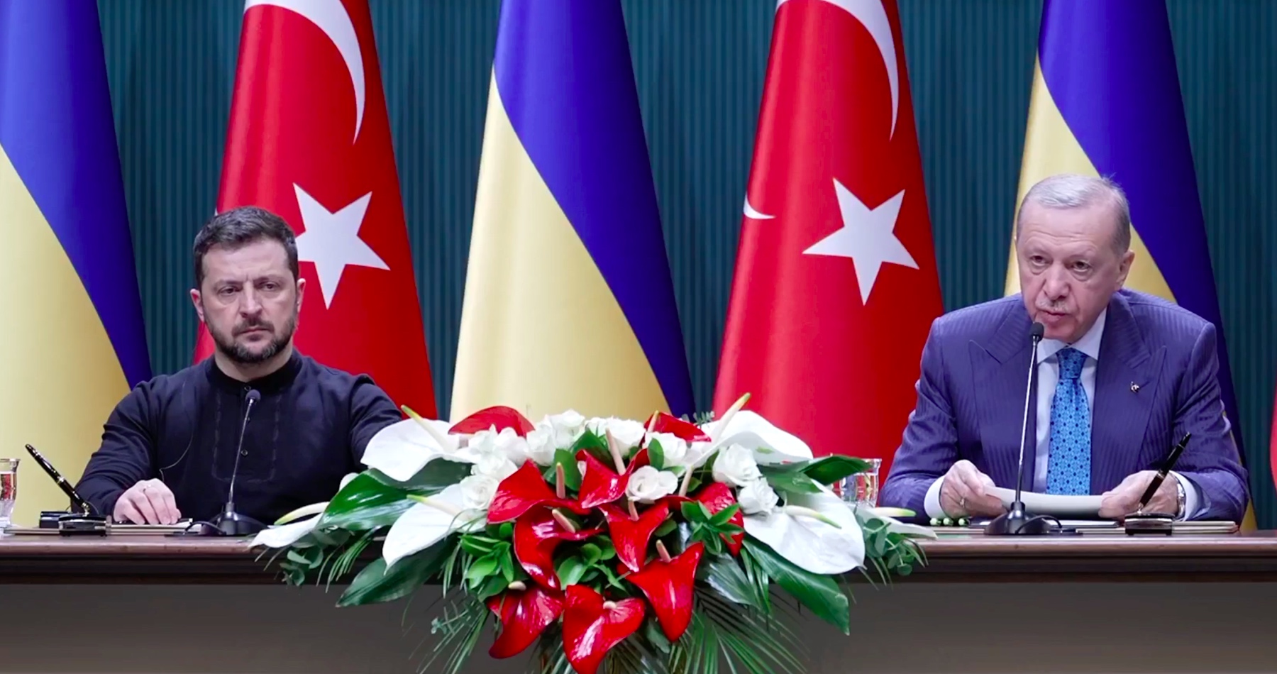 Ukrajina požiadala Turecko o pomoc pri zorganizovaní schôdzky Volodymyra Zelenského s Vladimirom Putinom. Kremeľ odkázal, že ruský prezident sa so svojím ukrajinským náprotivkom stretne až pri podpise finálnej mierovej dohody