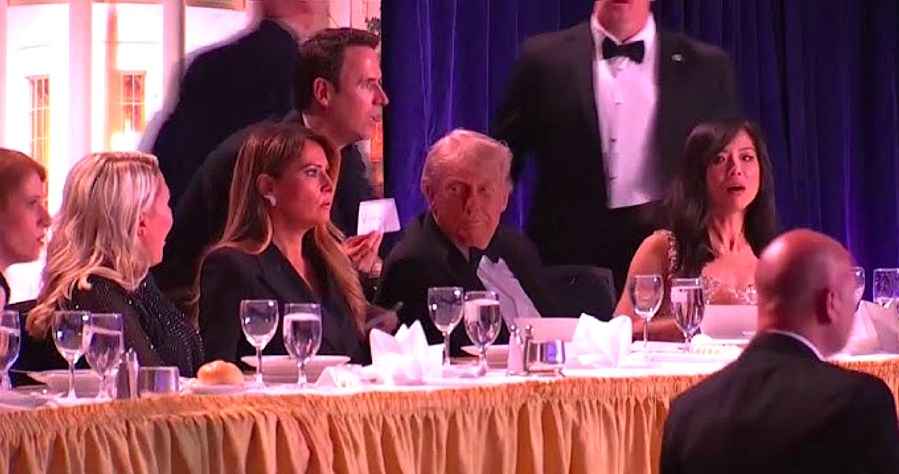 VIDEO: Počas večere Donalda Trumpa s novinármi sa strieľalo po tom, čo kúzelník Oz Pearlman ukázal zúčastneným zvláštnu kartičku. Sociálnymi sieťami sa šíria správy o zinscenovanom divadle. Niektorí novinári dokonca využili túto príležitosť na krádež fliaš vína zo stolov