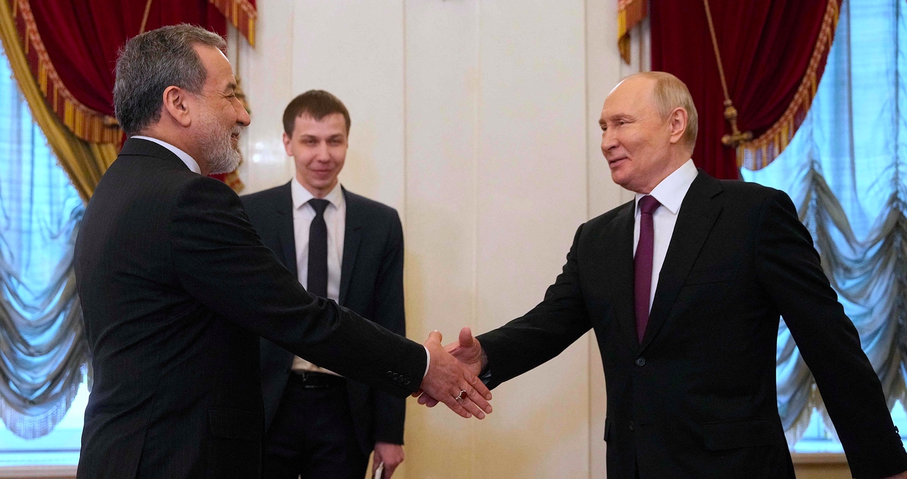 VIDEO: „Iránci odvážne a hrdinsky bojujú za svoju nezávislosť a suverenitu,“ vyhlásil ruský prezident Vladimir Putin na stretnutí so šéfom iránskeho rezortu diplomacie. Abbás Arákčí počas návštevy Kremľa uviedol, že USA vo vojne proti Iránu nedosiahli svoje ciele, a preto americký prezident Donald Trump teraz žiada o rokovania