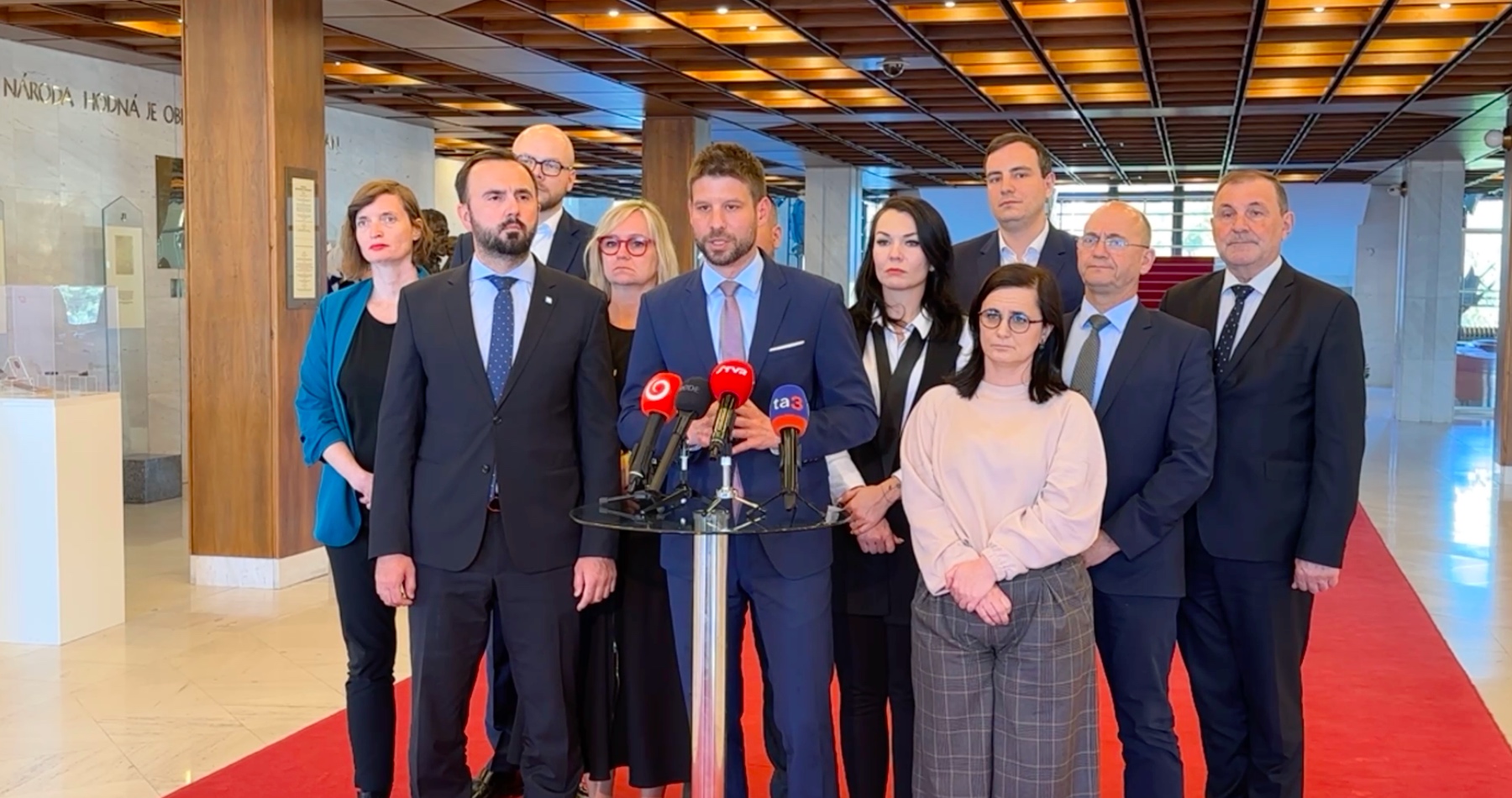 VIDEO: Eseťácka mimovládka Zastavme korupciu tvrdí, že Kriminálny úrad finančnej správy nezákonne lustroval matku predsedu PS. Podľa Michala Šimečku mal byť na jeho mamu založený aj samostatný spis s názvom „Smotánka“. O „zlodejstvách“ Marty Šimečkovej hovoril na tlačovej konferencii premiér Robert Fico