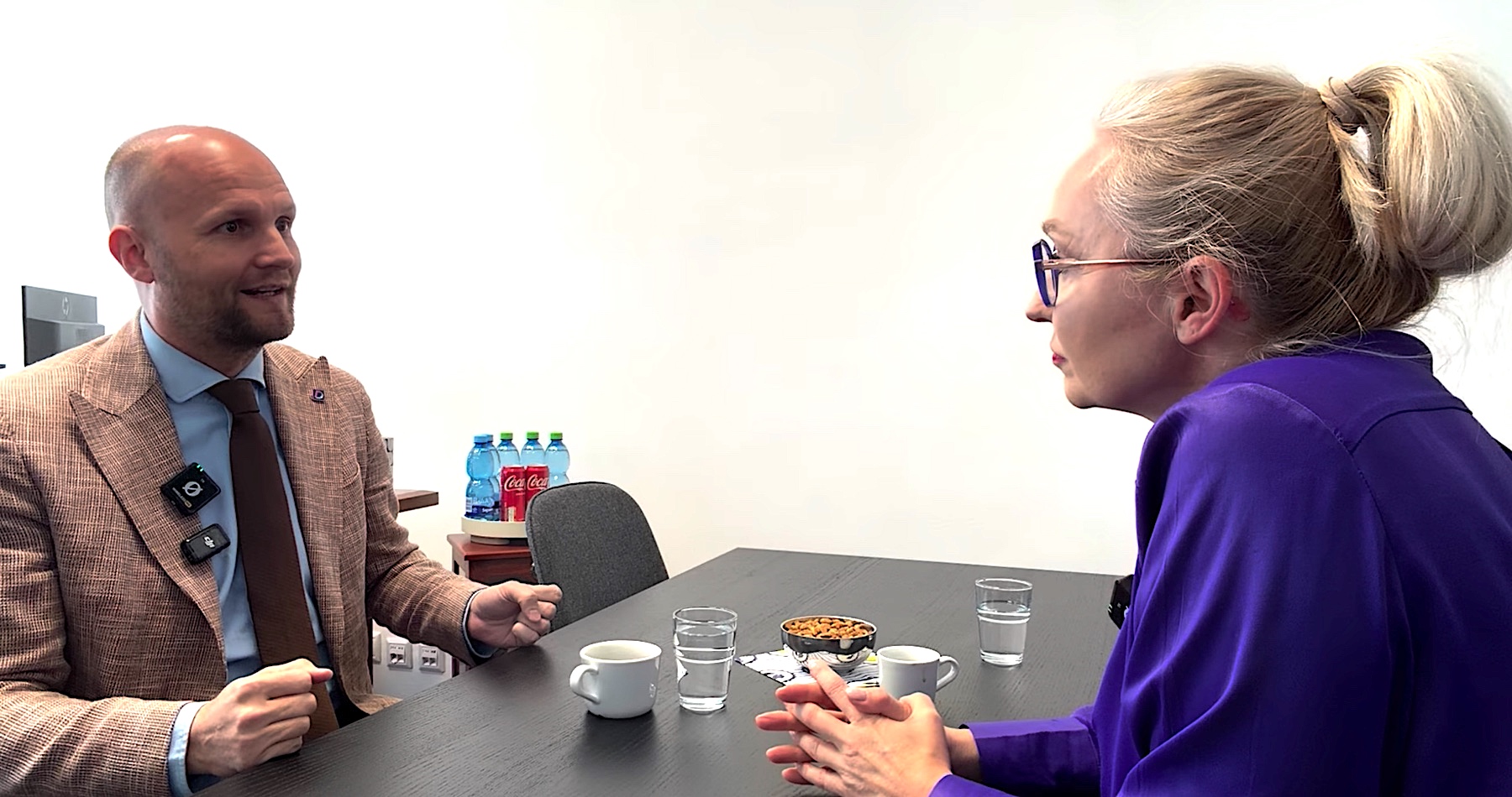 VIDEO: Jaroslav Naď o vypínaní vlasteneckých webov, nálepkovaní protestujúcich občanov pojmami „opice a dezoláti“, odzbrojení Slovenska, darovaní vojenskej techniky Ukrajine, obrannej dohode s USA a bývalom americkom ministrovi obrany Lloydovi Austinovi. Témami boli aj jeho pôsobenie vo firme Ukraine Demining Services, obvinenia z financovania zo zahraničia, program a ambície strany Demokrati, „Hlboká orba“, situácia v opozícii, Igor Matovič, plány na zostavenie vlády, porážka Roberta Fica vo voľbách, Šimečkova archa, ako aj dôvody, prečo by nešiel do InfoVojny a Slobodného vysielača