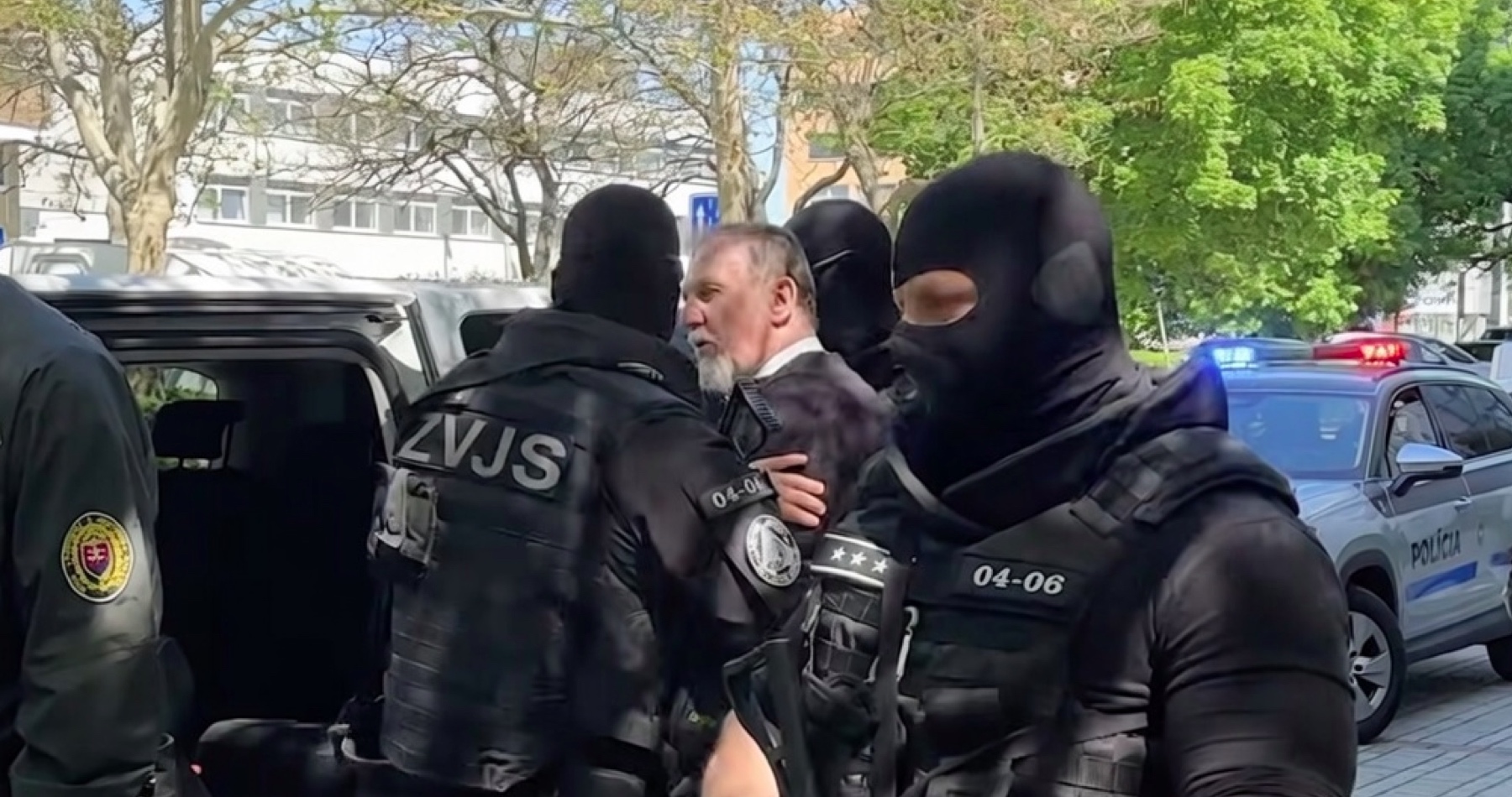 VIDEO: Najvyšší súd SR rozhodol, že sfanatizovaný prívrženec progresívno-liberálnej opozície Juraj Cintula spáchal atentátom na premiéra Roberta Fica teroristický útok. Odsedí si zaň 21 rokov vo väzení. „Odkazujem grófovi, že na horách ohne horia,“ zvolal atentátnik, keď ho eskorta odvážala zo súdu