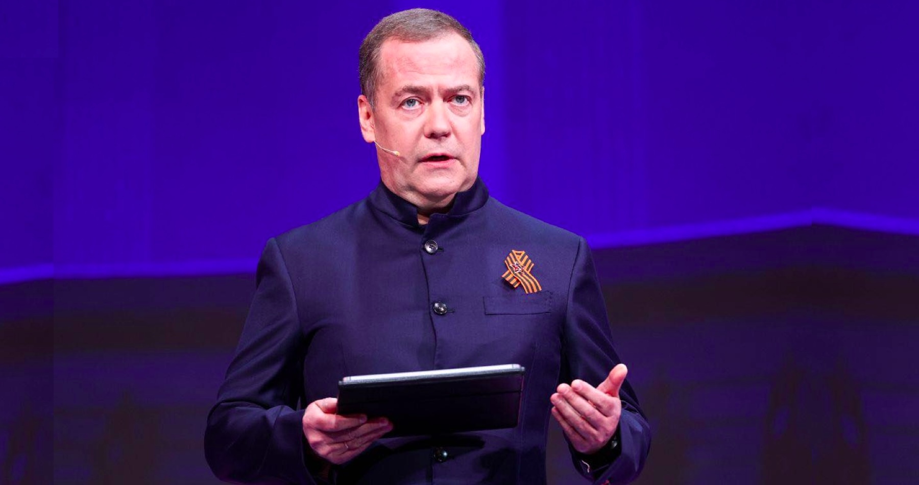 VIDEO: „Európsku úniu v súčasnosti vedú idioti. Jadrová apokalypsa je reálna a tí, ktorí si to neuvedomujú, sú buď rojkovia, alebo blázni,“ vyhlásil ruský exprezident Dmitrij Medvedev, podľa ktorého je dnešná globálna situácia podobná tej pred prvou a čiastočne aj pred druhou svetovou vojnou. Dodal, že Rusko má alternatívy ku všetkým zbraniam, ktorými disponujú jeho protivníci. Tí však podľa neho nevlastnia niektoré zbraňové systémy, ktorými disponuje Rusko