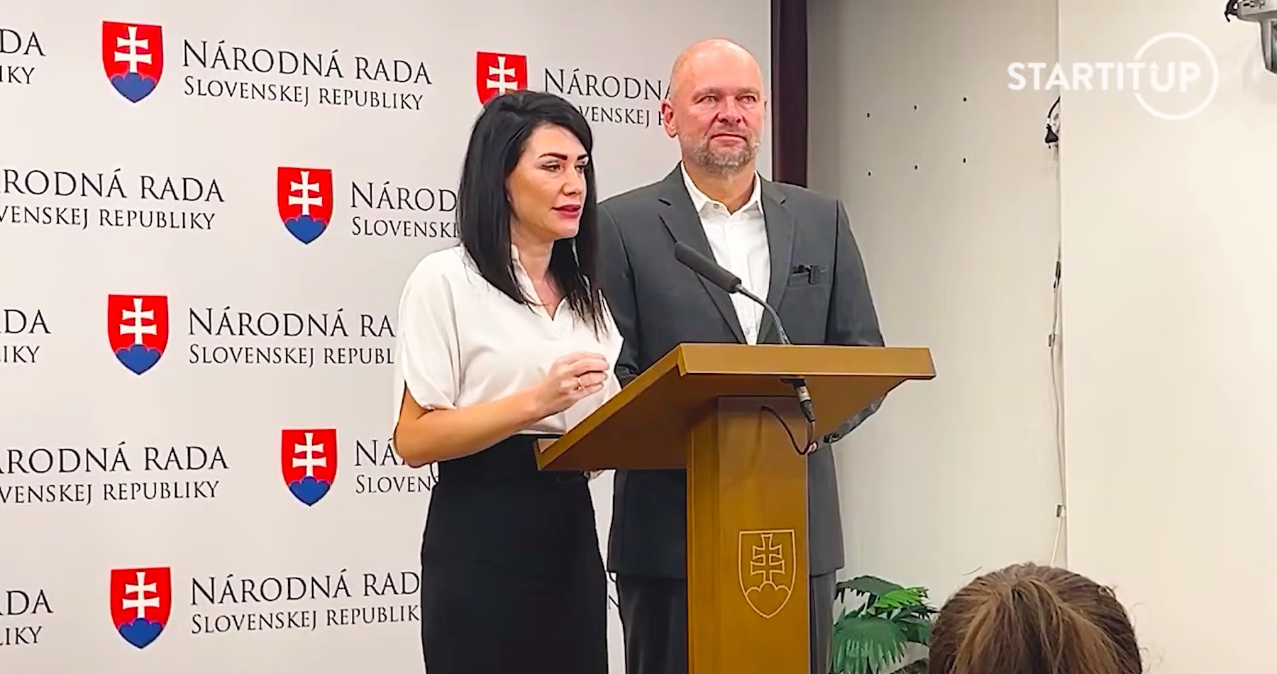 VIDEO: Slovensko podľa Richarda Sulíka smeruje do ri*i. Deficit rozpočtu je po troch mesiacoch a troch konsolidačných balíčkoch na úrovni, ktorú by mal dosahovať až po polroku. Zakladateľ SaS zároveň definitívne potvrdil odchod zo svojej strany a oznámil návrat do politiky, avšak pod inou značkou