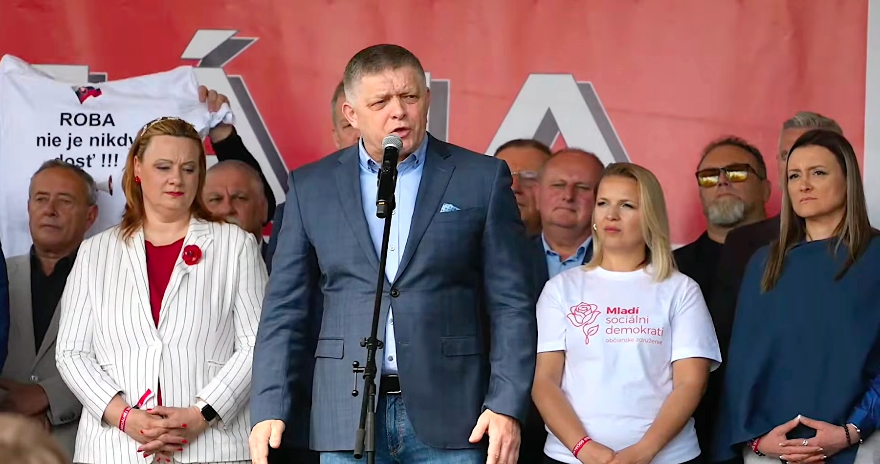 VIDEO: „Do psej matere, my tie voľby v roku 2027 vyhráme, aj keby ich šľak trafil,“ vyhlásil premiér Robert Fico na oslavách 1. mája a zároveň odmietol vládu „príživníckej rodiny“