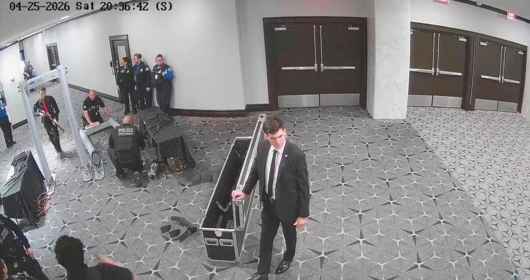 VIDEO: Americké úrady zverejnili zábery z bezpečnostných kamier, na ktorých strelec uniká cez bezpečnostnú kontrolu a uteká s puškou na večeru Donalda Trumpa s novinármi v hoteli Hilton