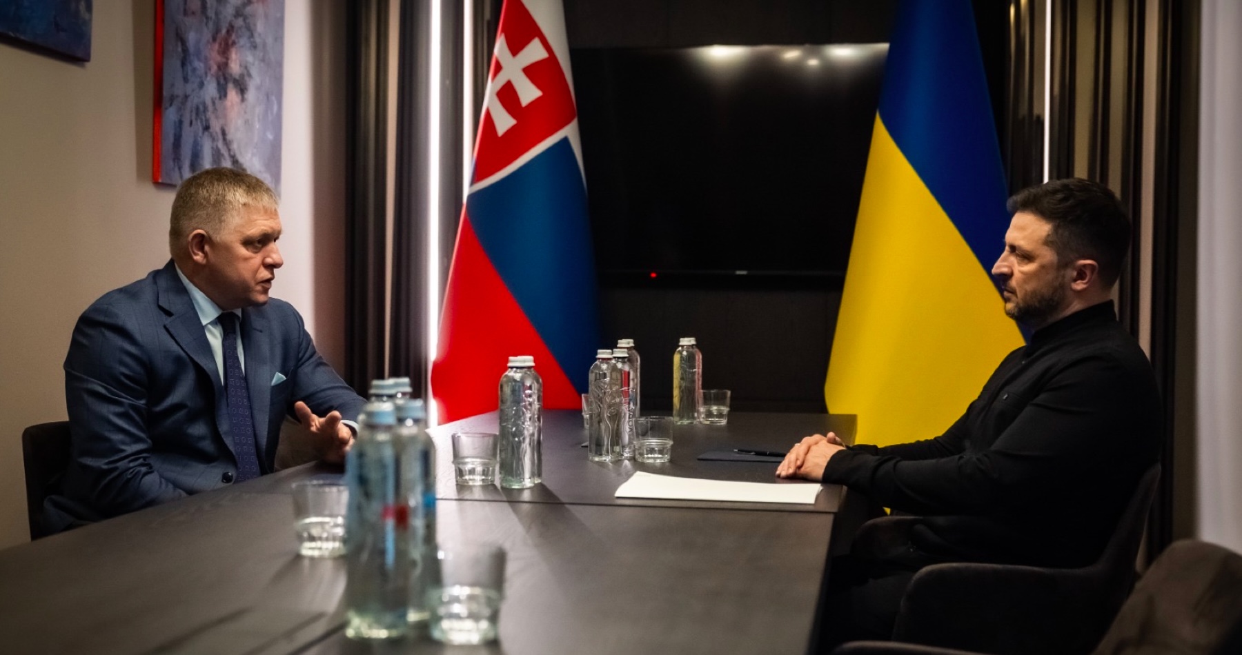 VIDEO: Robert Fico vyjadril podporu ambícii Ukrajiny vstúpiť do EÚ, aby bola stabilným a demokratickým susedom. Andrej Danko je šokovaný a opäť obviňuje premiéra, že podporil 90-miliardovú vojnovú pôžičku pre Ukrajinu, napriek tomu, že predseda vlády opakovane zdôraznil, že Slovensko sa na nej nezúčastňuje. Šéf SNS dáva za príklad Viktora Orbána, ktorý však nakoniec stiahol veto a megapôžičku odblokoval