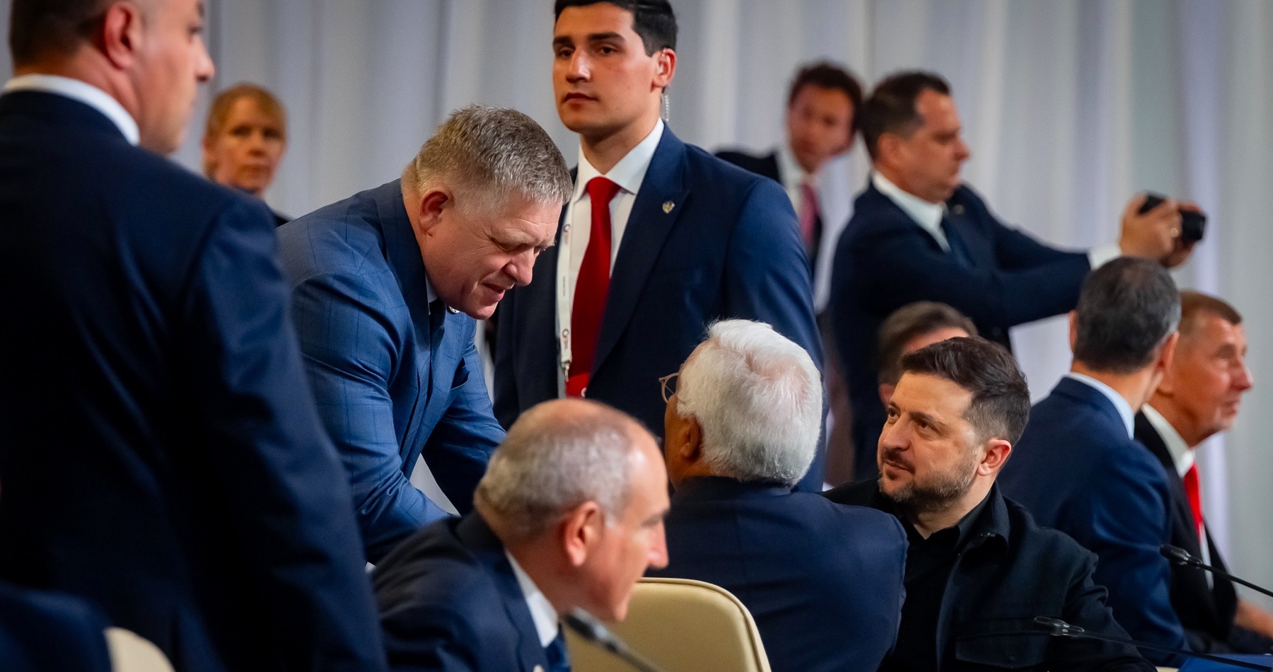 VIDEO: Volodymyr Zelenskyj sa v Jerevane stretol s Robertom Ficom. Slovenský premiér na summite Európskeho politického spoločenstva zopakoval, že Slovensko nebude podporovať žiadne vojenské pôžičky pre Ukrajinu a zadarmo jej nebude dávať ani zbrane. Európa podľa neho musí bojovať za všetky možnosti, ktoré pri dovoze ropy a plynu existujú, vrátane možnosti dovozu z Ruskej federácie