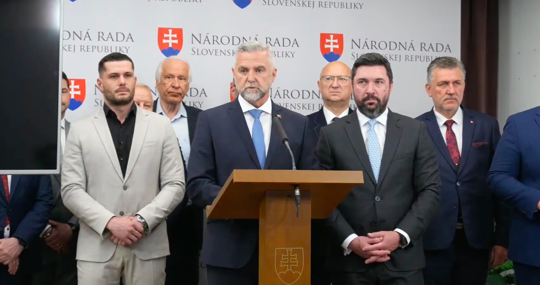 VIDEO: Zverejnené priznanie šéfky „Nadácie Zastavme korupciu alias Zachráňme Šimečku“ je podľa Smeru ukážkovým príkladom toho, že táto mimovládka funguje ako politický nástroj opozície. Okrem účasti na manipulácii parlamentných volieb v roku 2023 teraz pre zmenu diskredituje vedenie agrorezortu