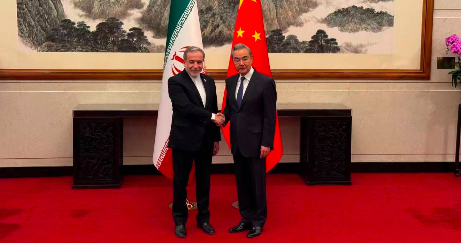 VIDEO: Irán v otázke mieru neustúpi. „V rokovaniach s USA prijme len spravodlivú a komplexnú dohodu,“ vyhlásil iránsky minister zahraničných vecí Abbás Arákčí počas návštevy Pekingu. „Čínski lídri mi povedali, že postavenie Iránu sa po vojne výrazne zmenilo, pretože demonštroval svoju silu a schopnosti,“ skonštatoval